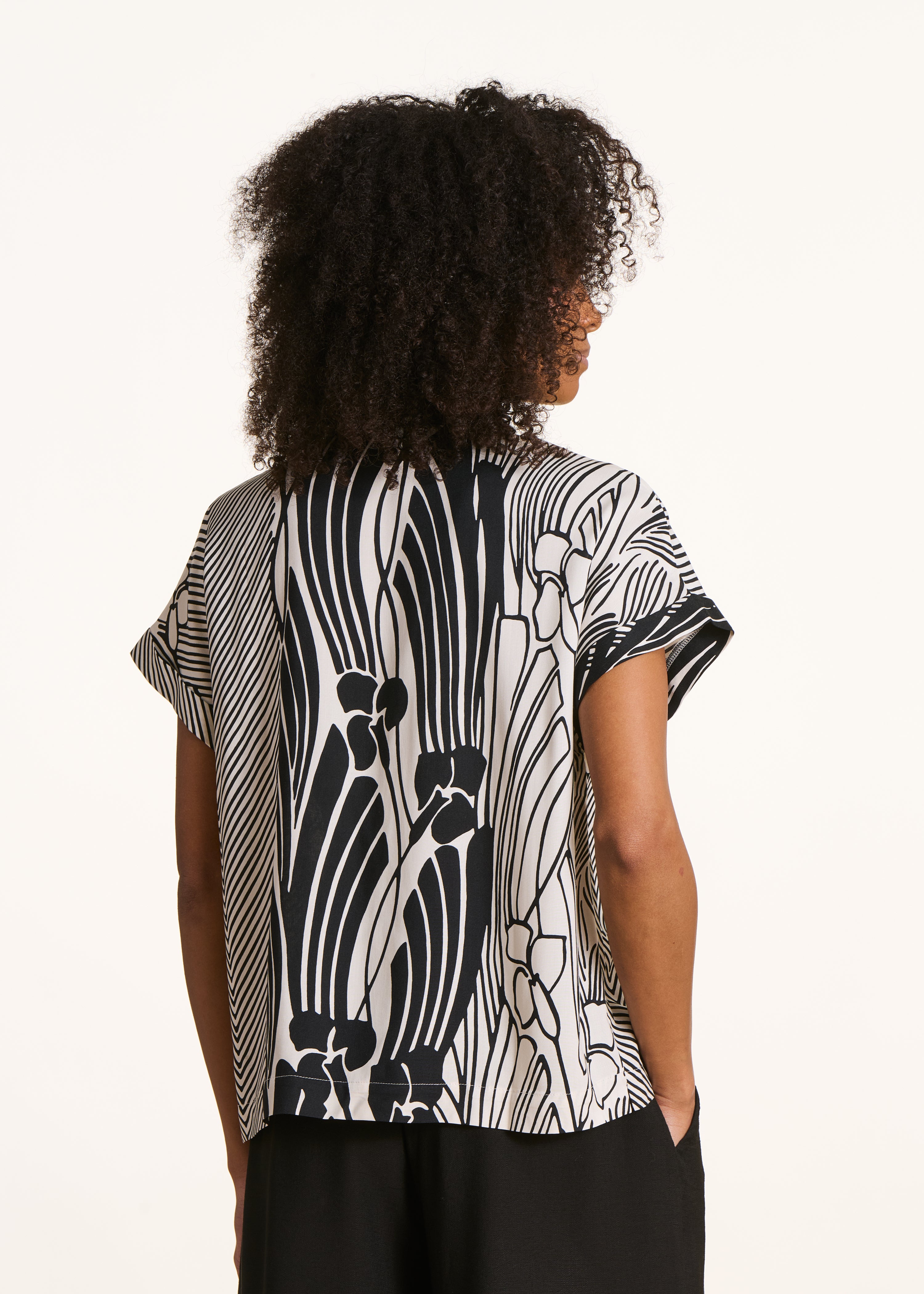 Loose top with black and white floral print
