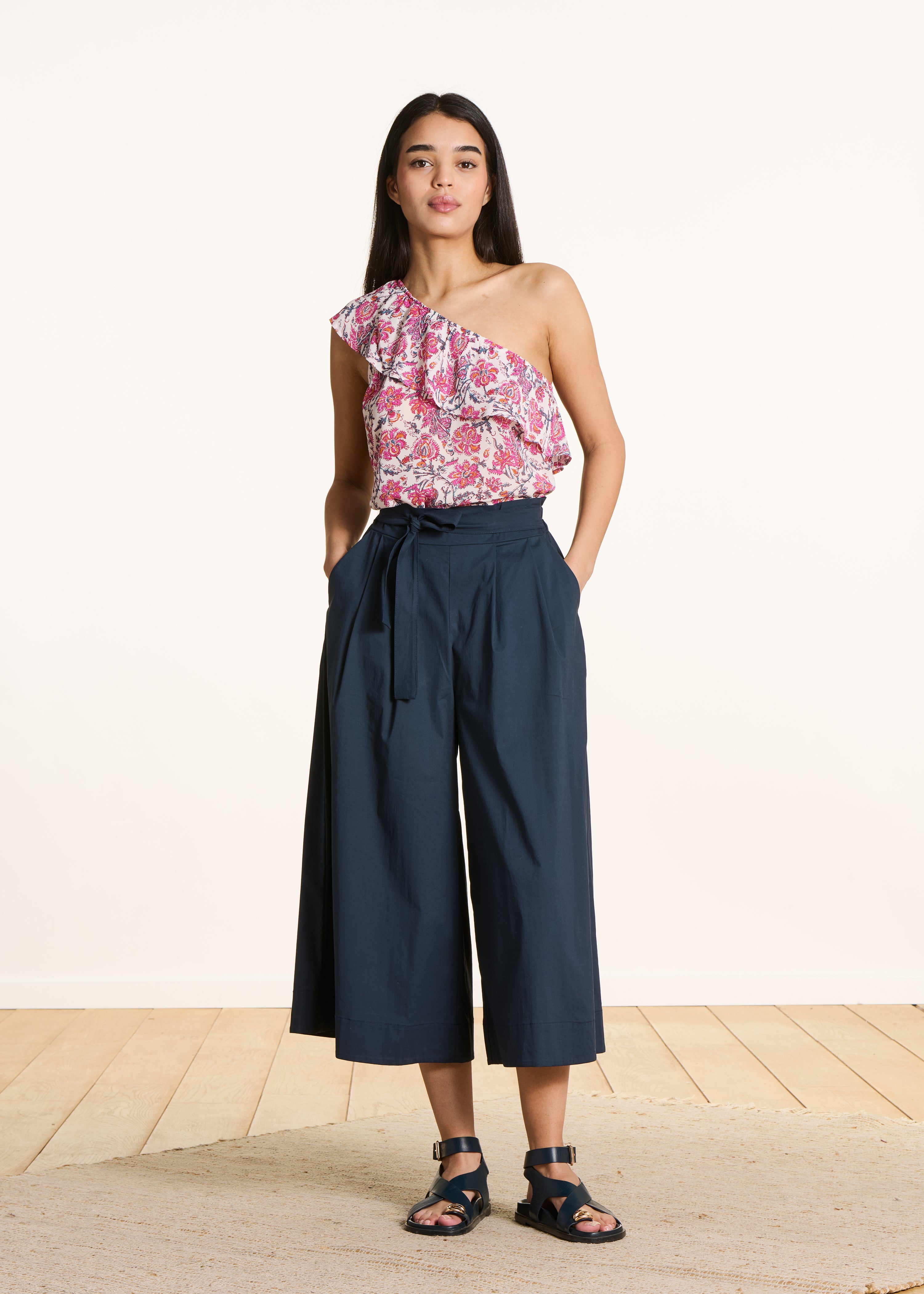 Top court rose one-shoulder à imprimé floral