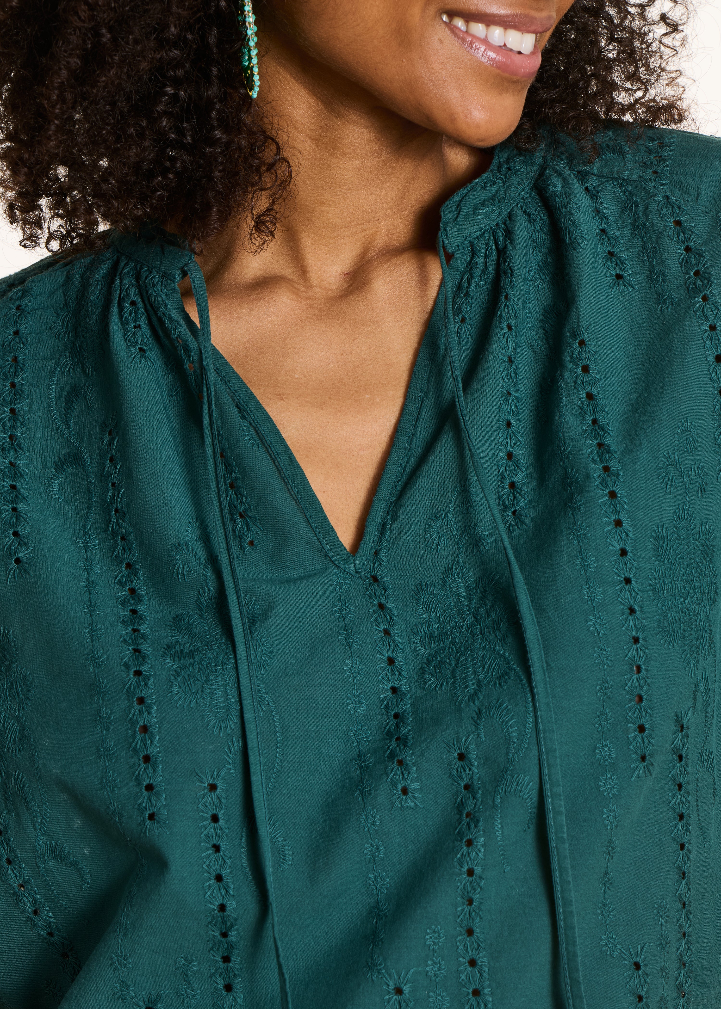 Losvallende blouse in donkergroen met Engelse borduurwerk