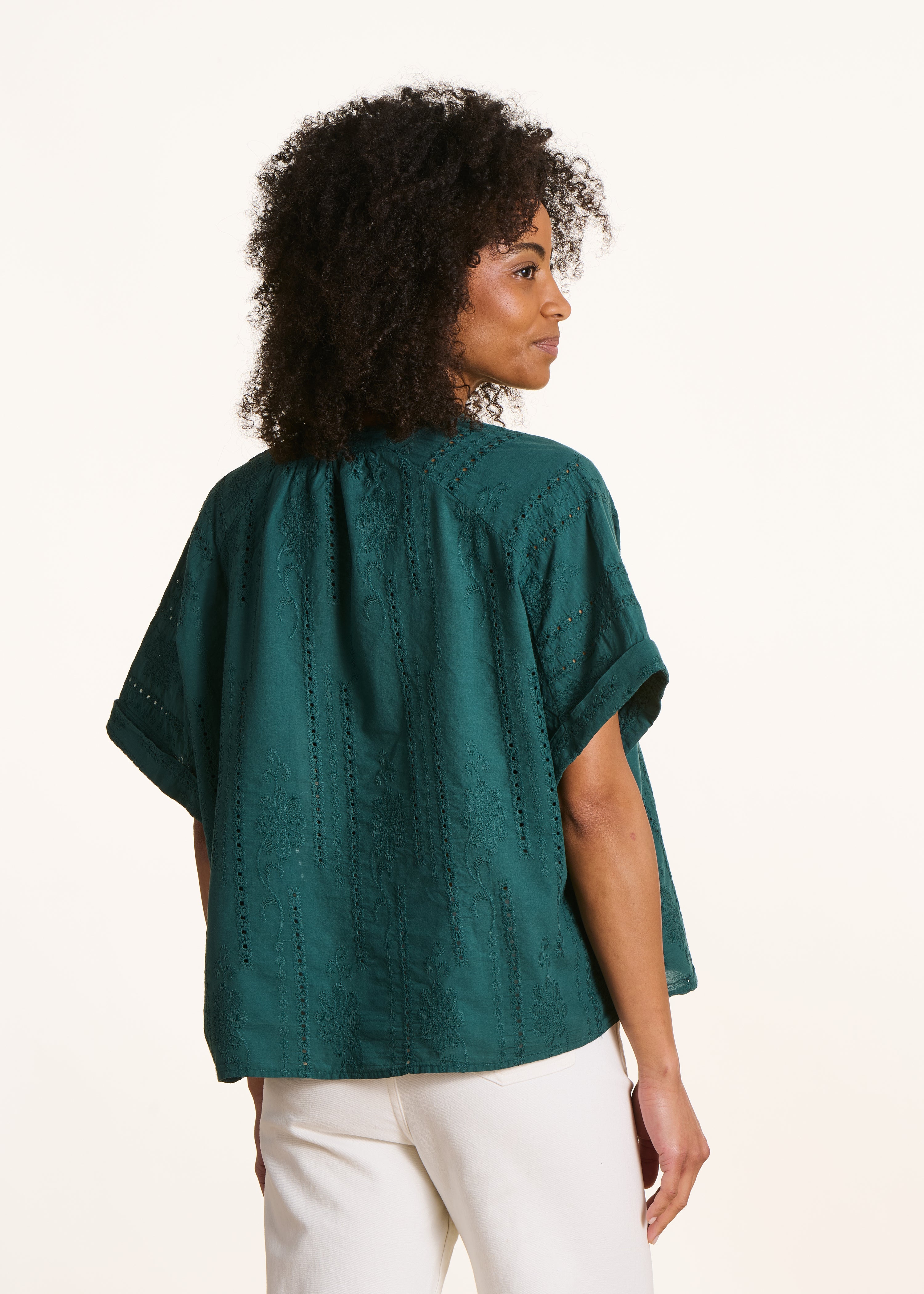 Losvallende blouse in donkergroen met Engelse borduurwerk