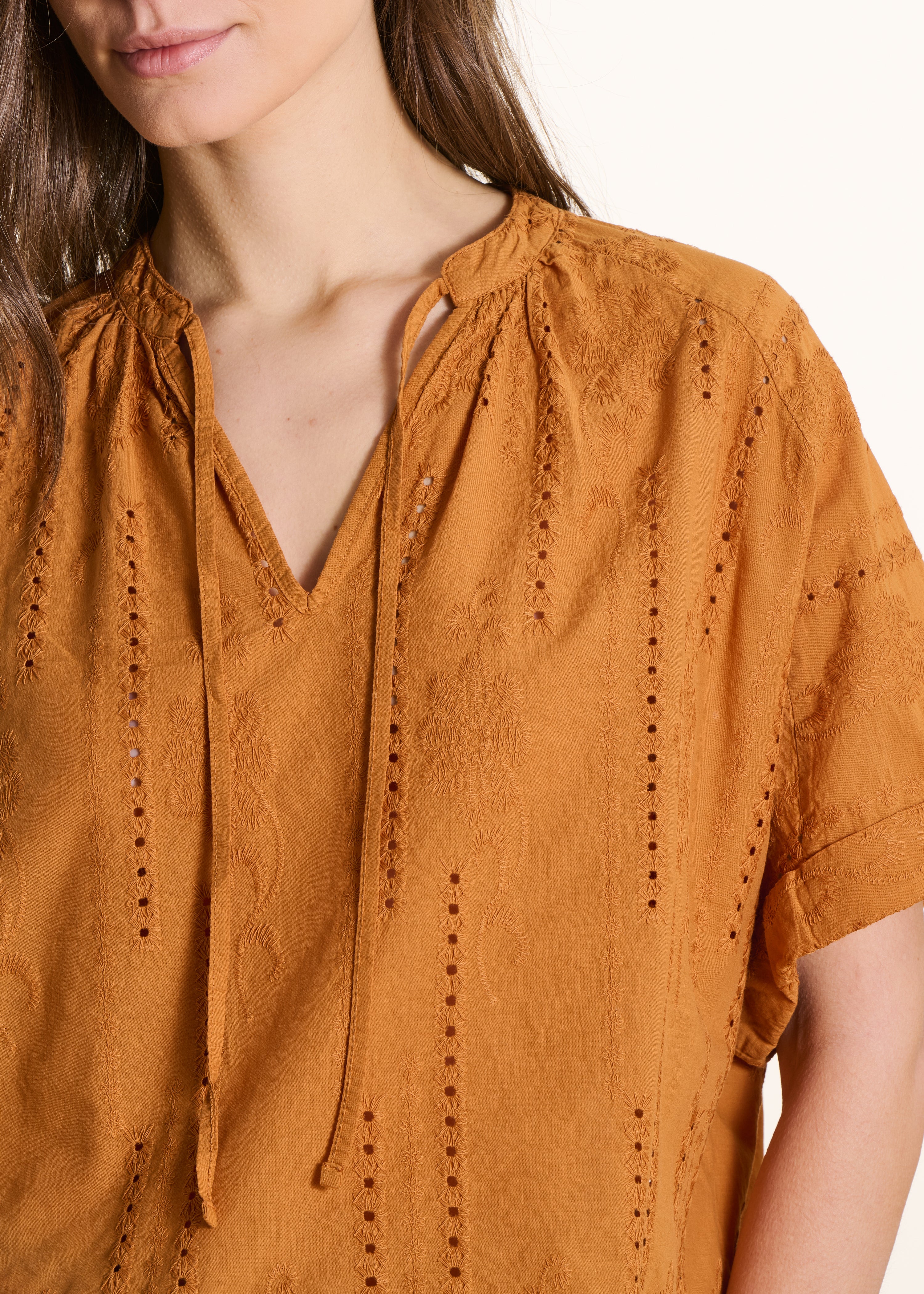 Blusa amplia ocre en bordado inglés