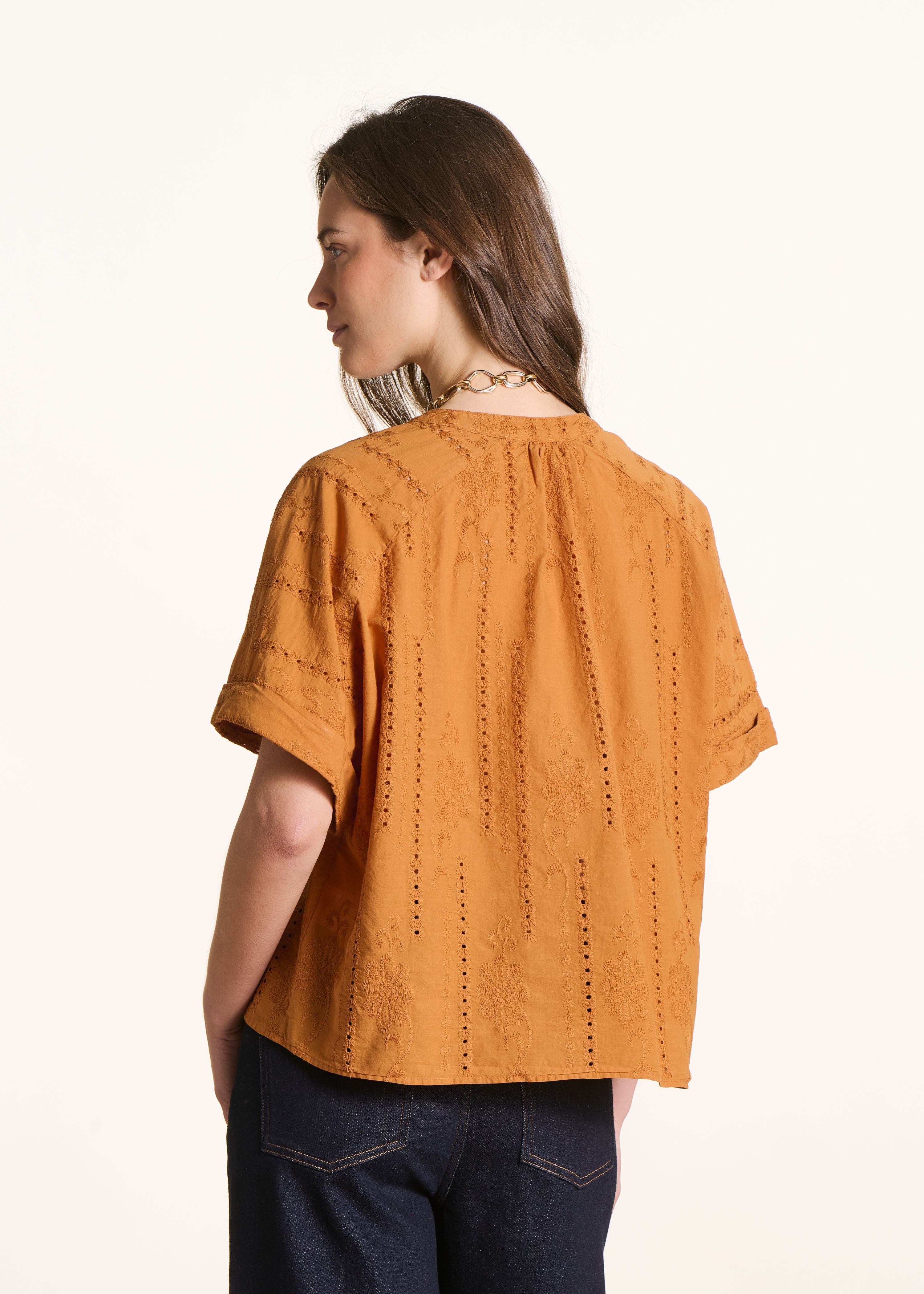 Blusa amplia ocre en bordado inglés