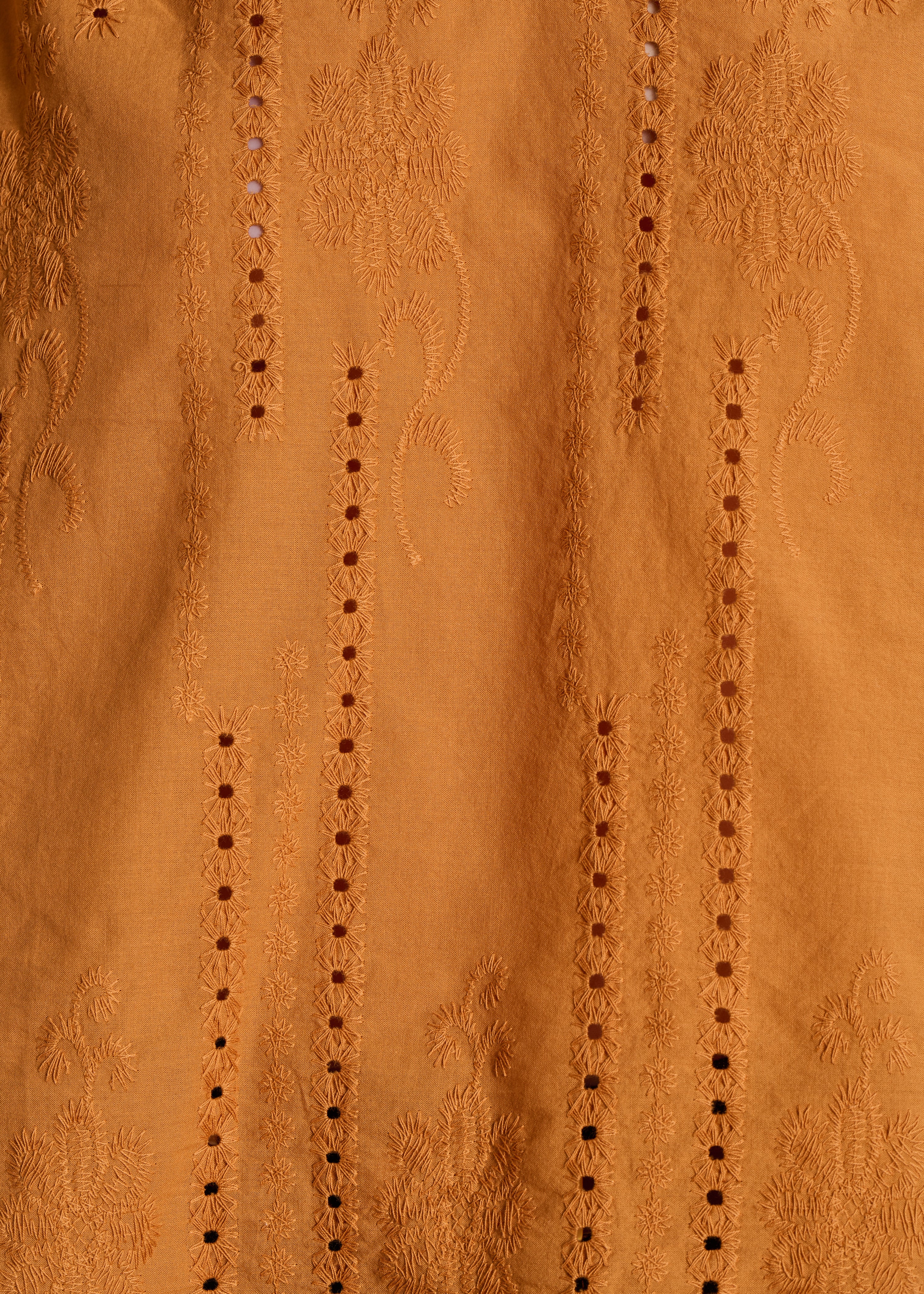 Blusa amplia ocre en bordado inglés