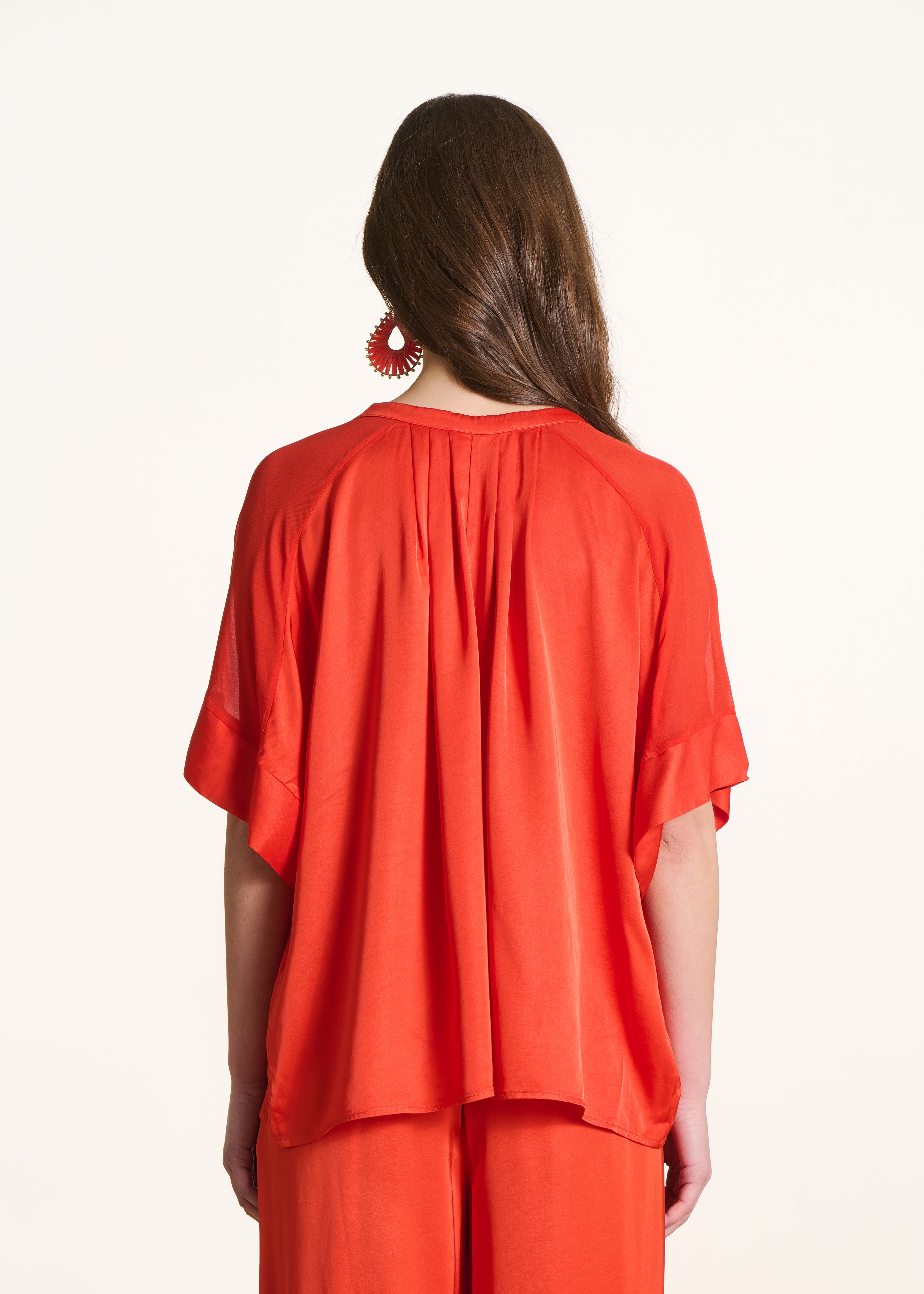Weite orangefarbene Bluse aus Satin
