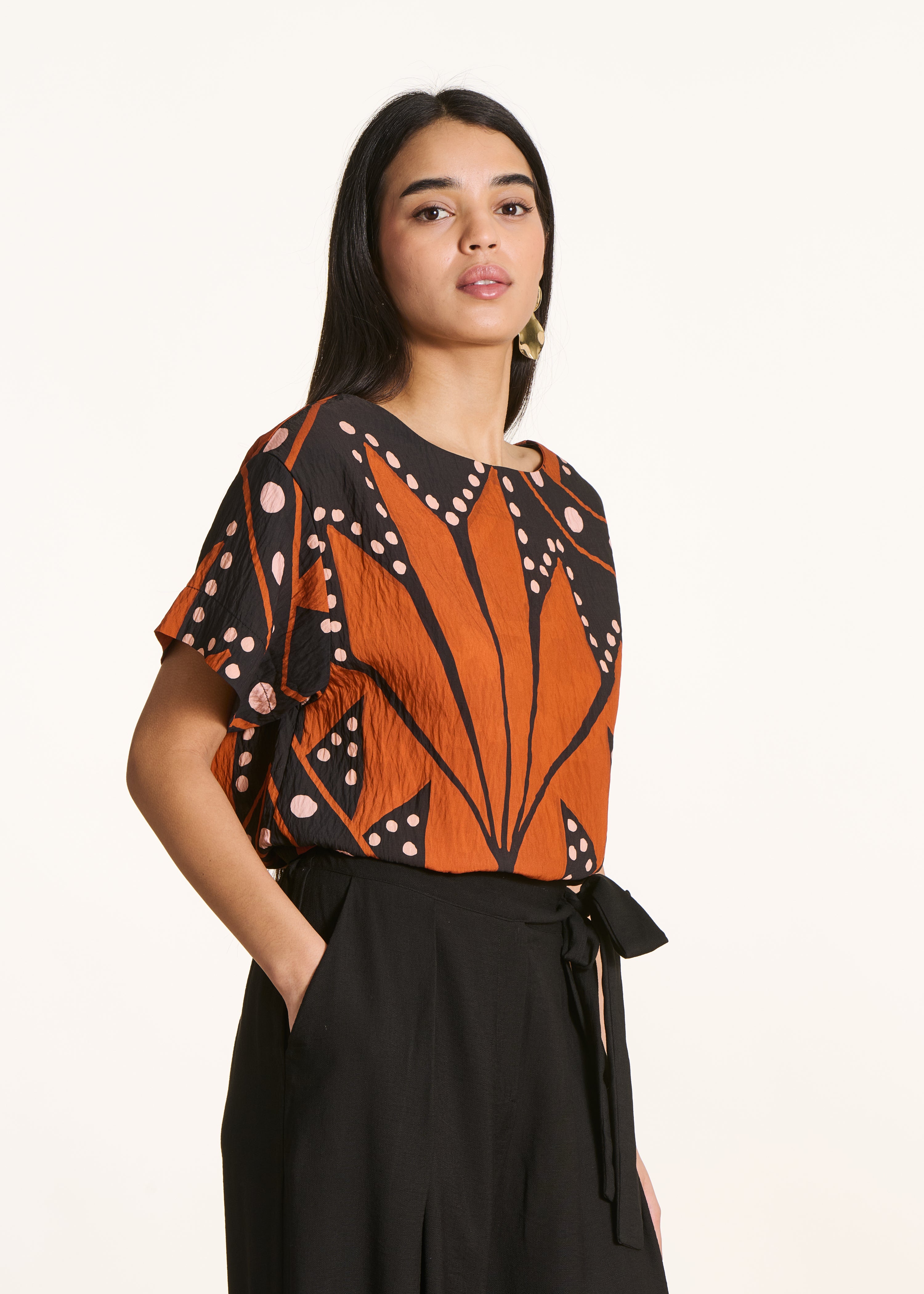 Short top with black and orange print, short sleeves
