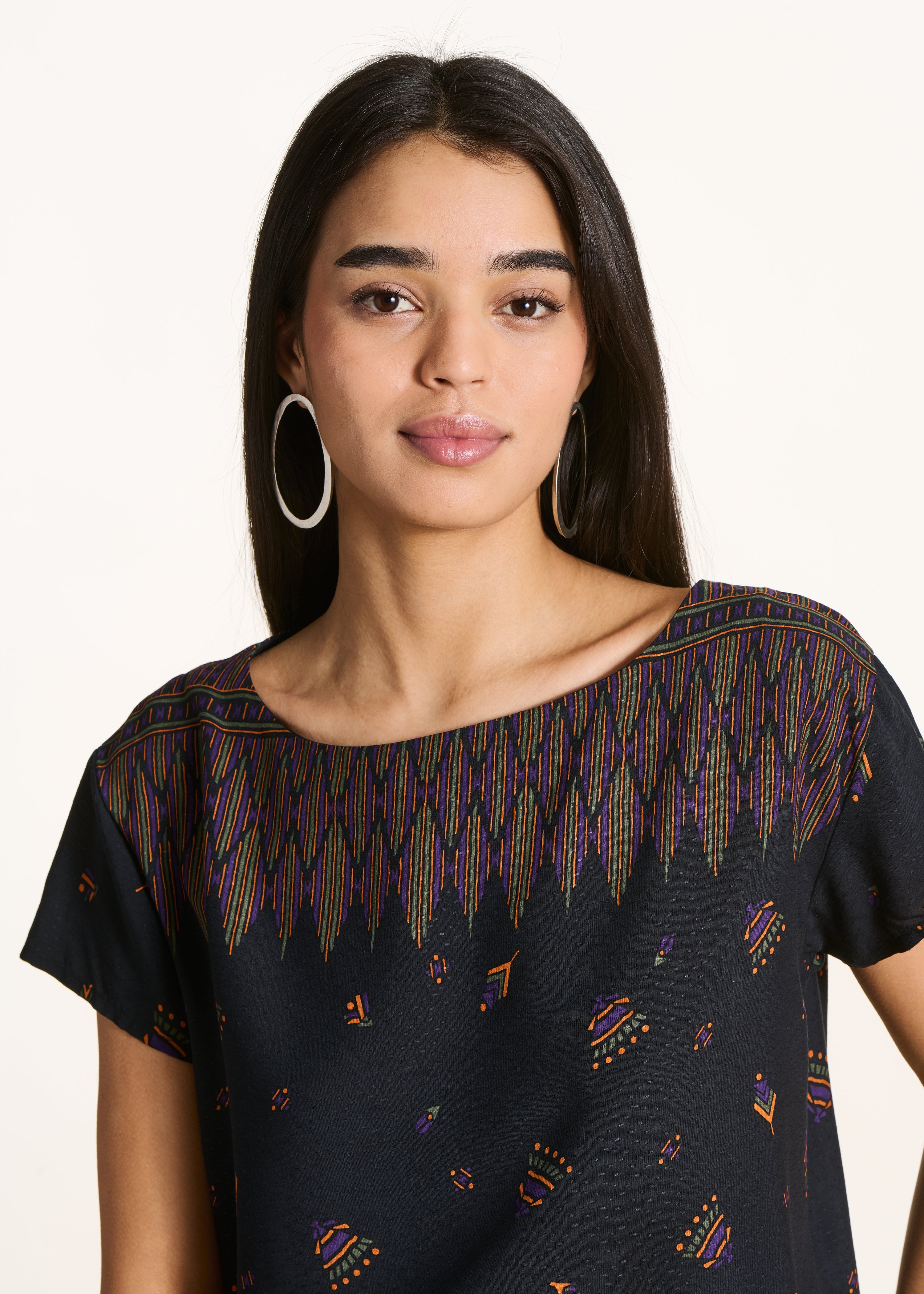 Top corto nero con stampa e maniche corte
