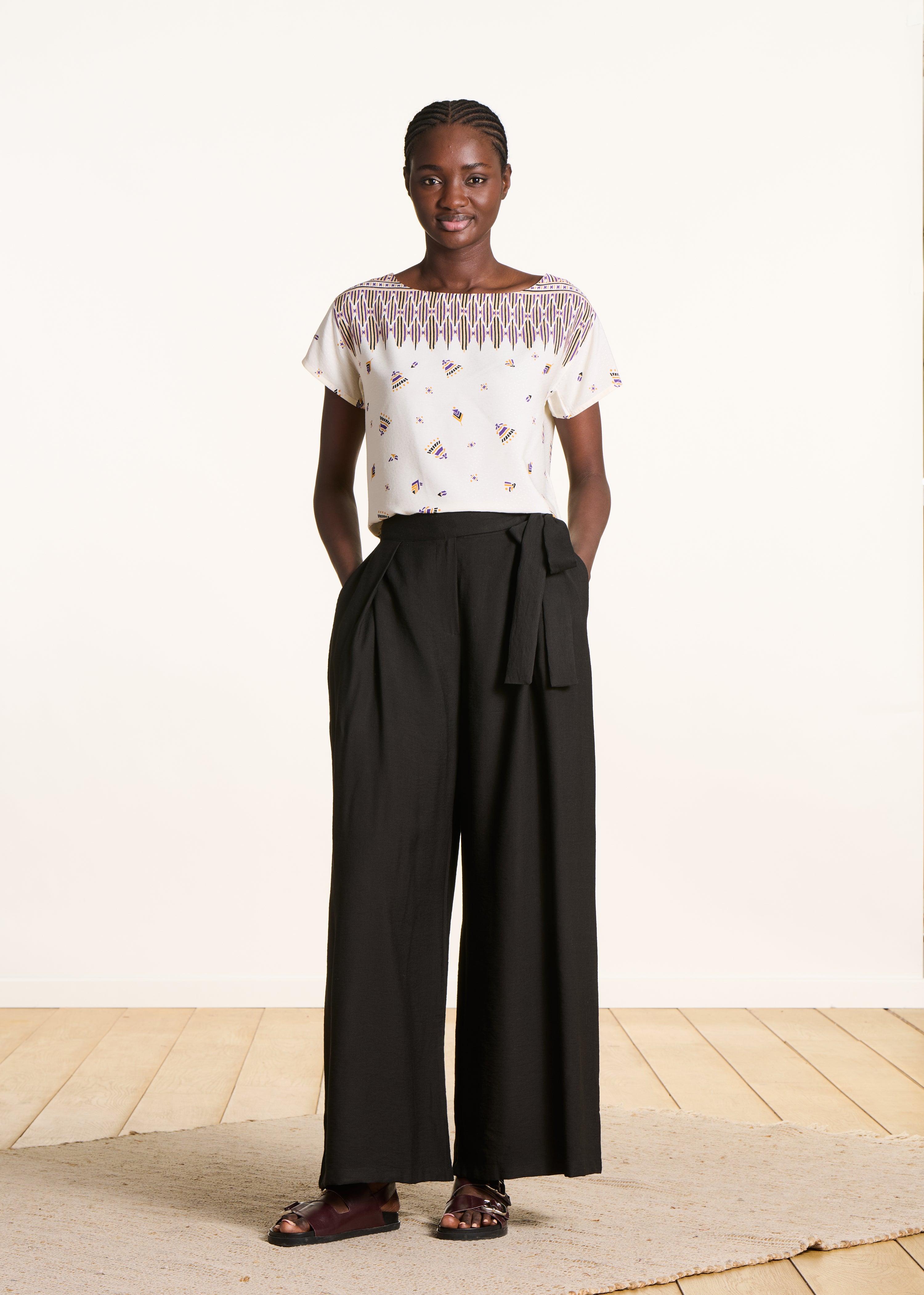 Short cream top with print and short sleeves