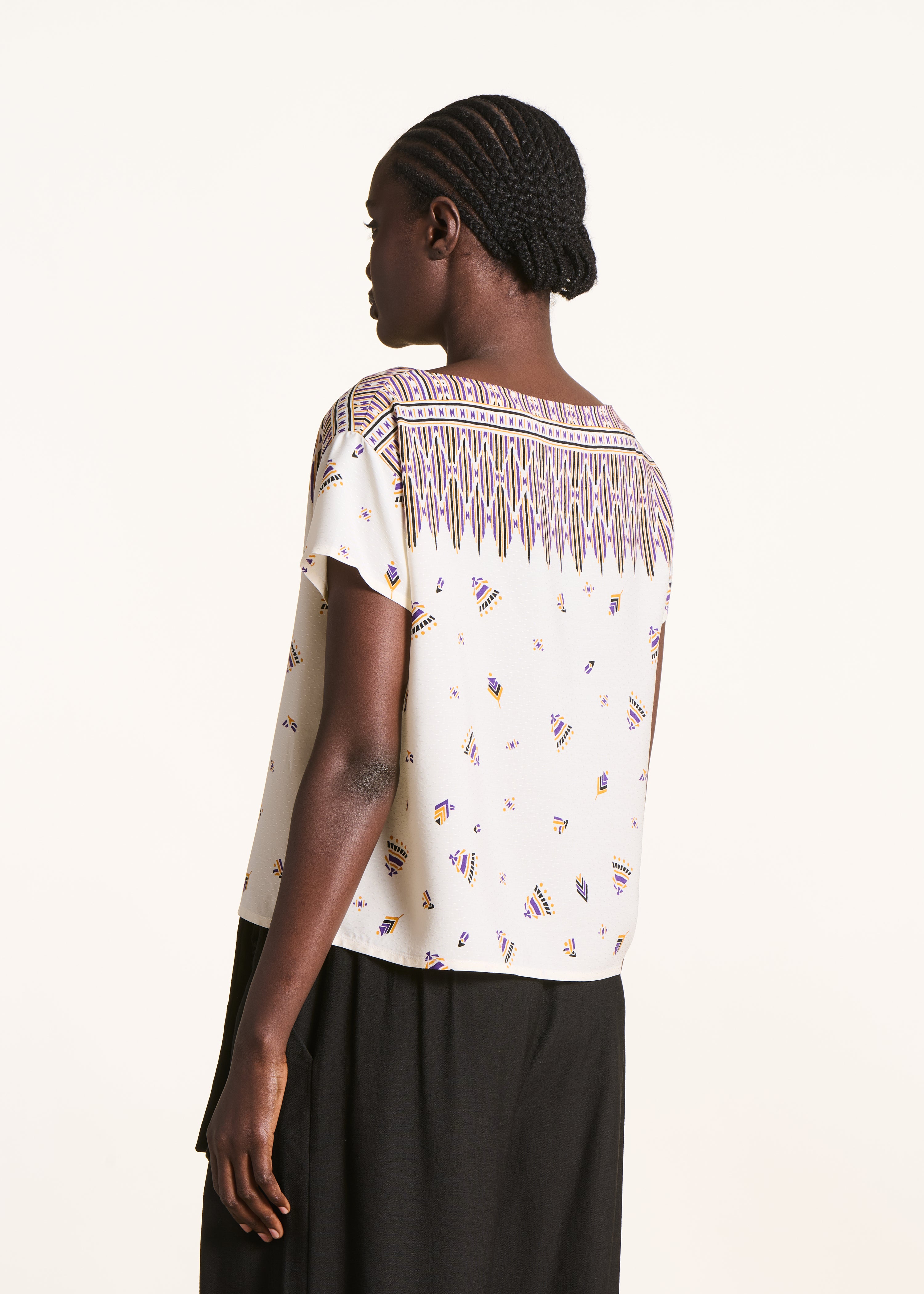 Short cream top with print and short sleeves