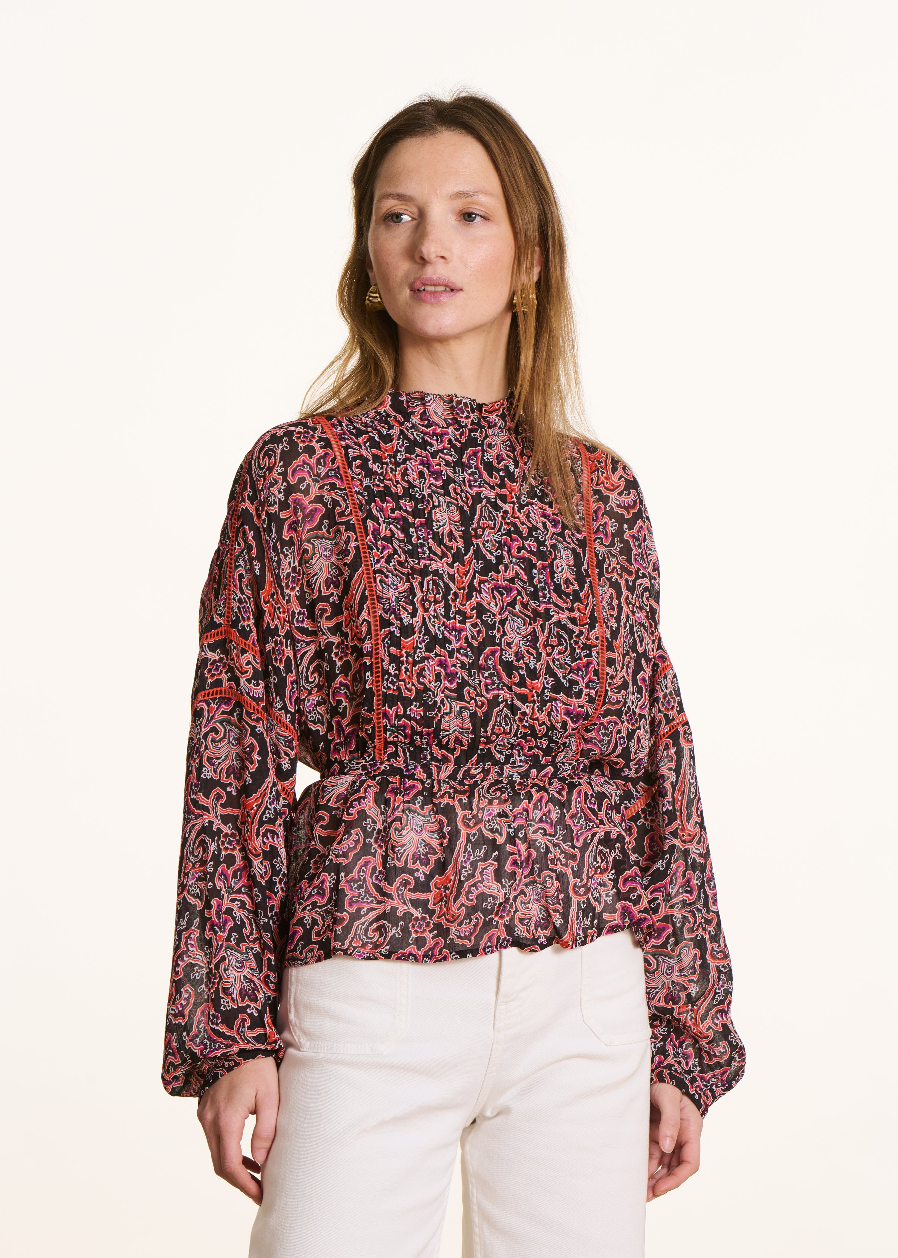Blusa preta de manga comprida com estampado floral