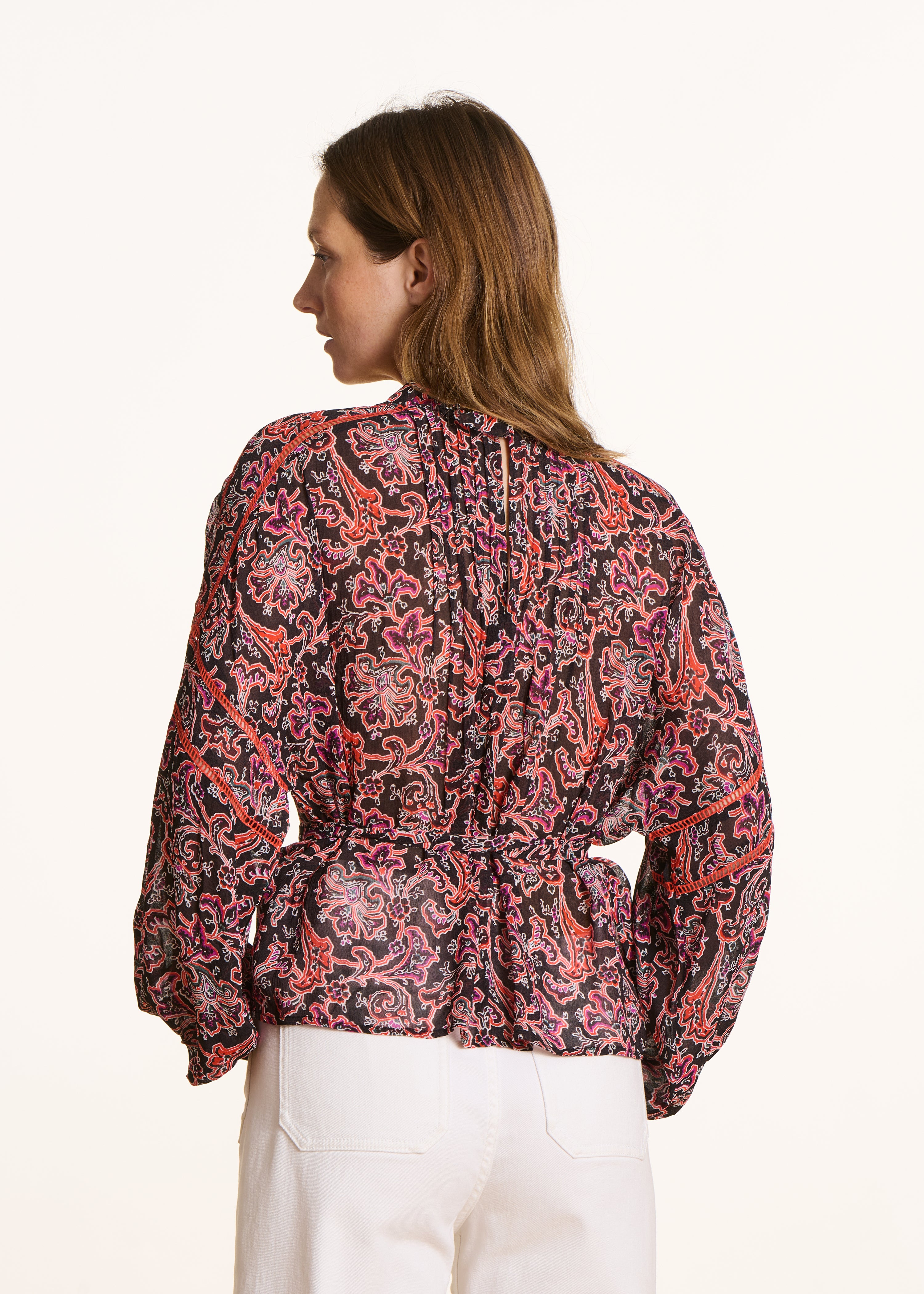 Blusa preta de manga comprida com estampado floral