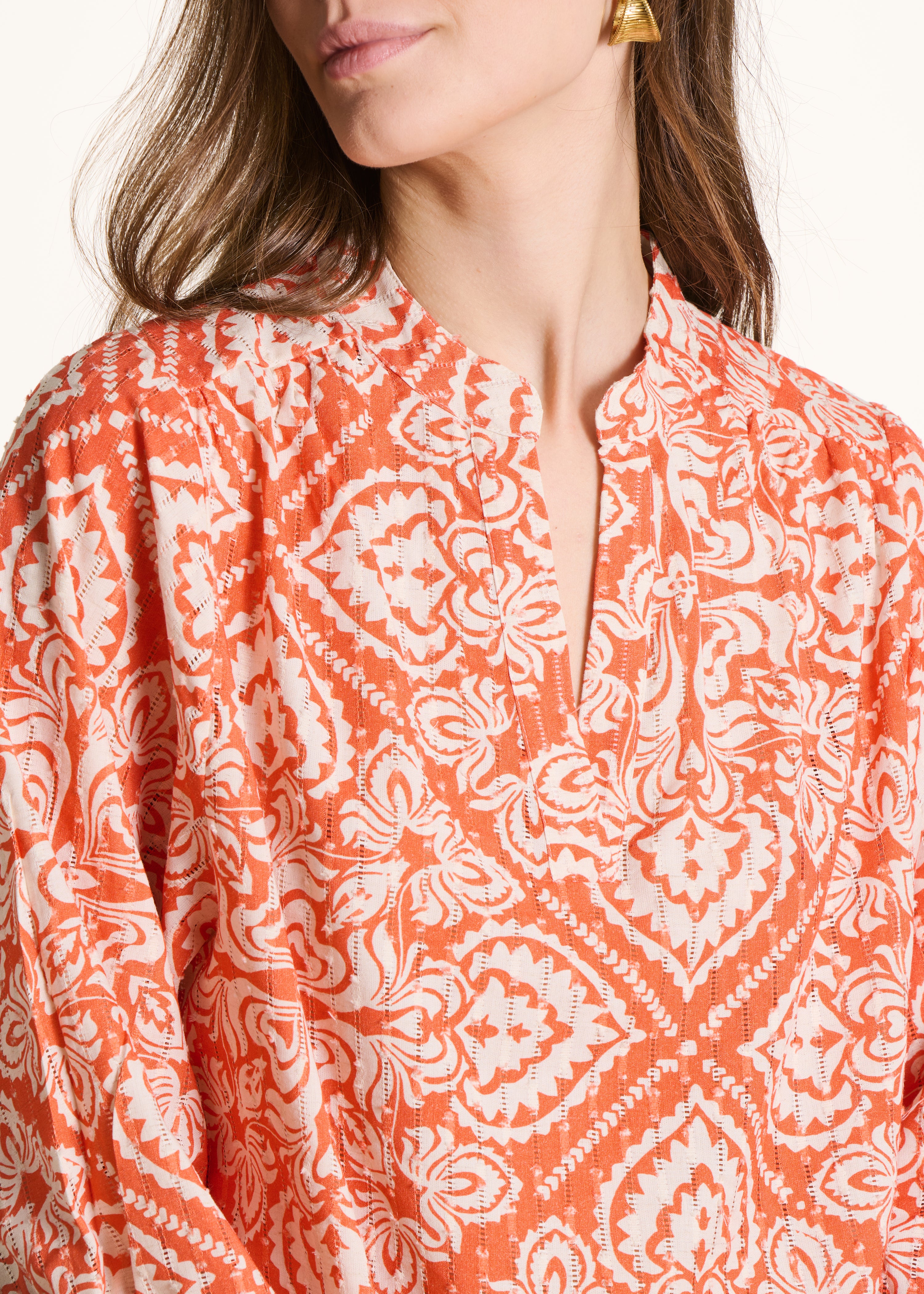 Top in Orange mit floraler Lochstickerei und 3/4-Ärmeln