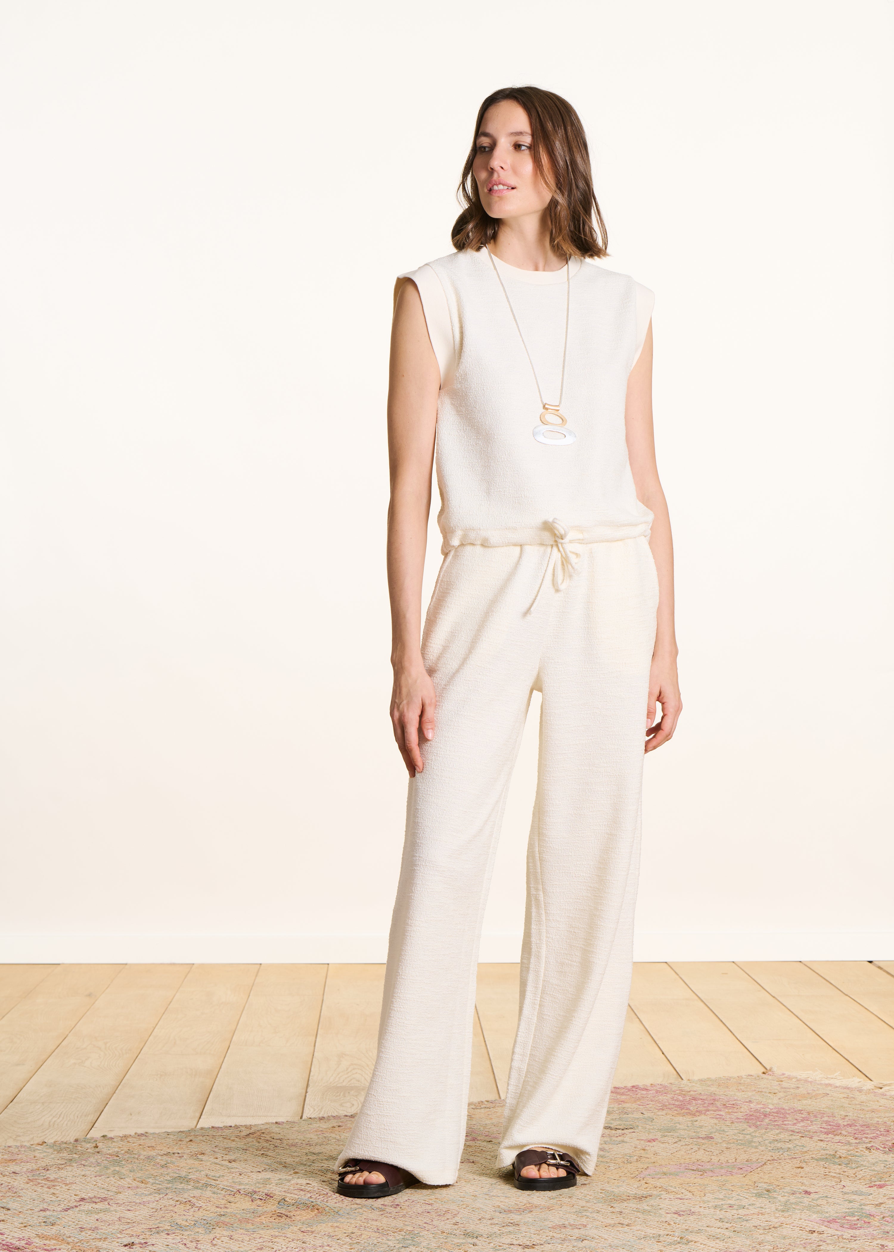 Ecru sleeveless straight and loose T-shirt