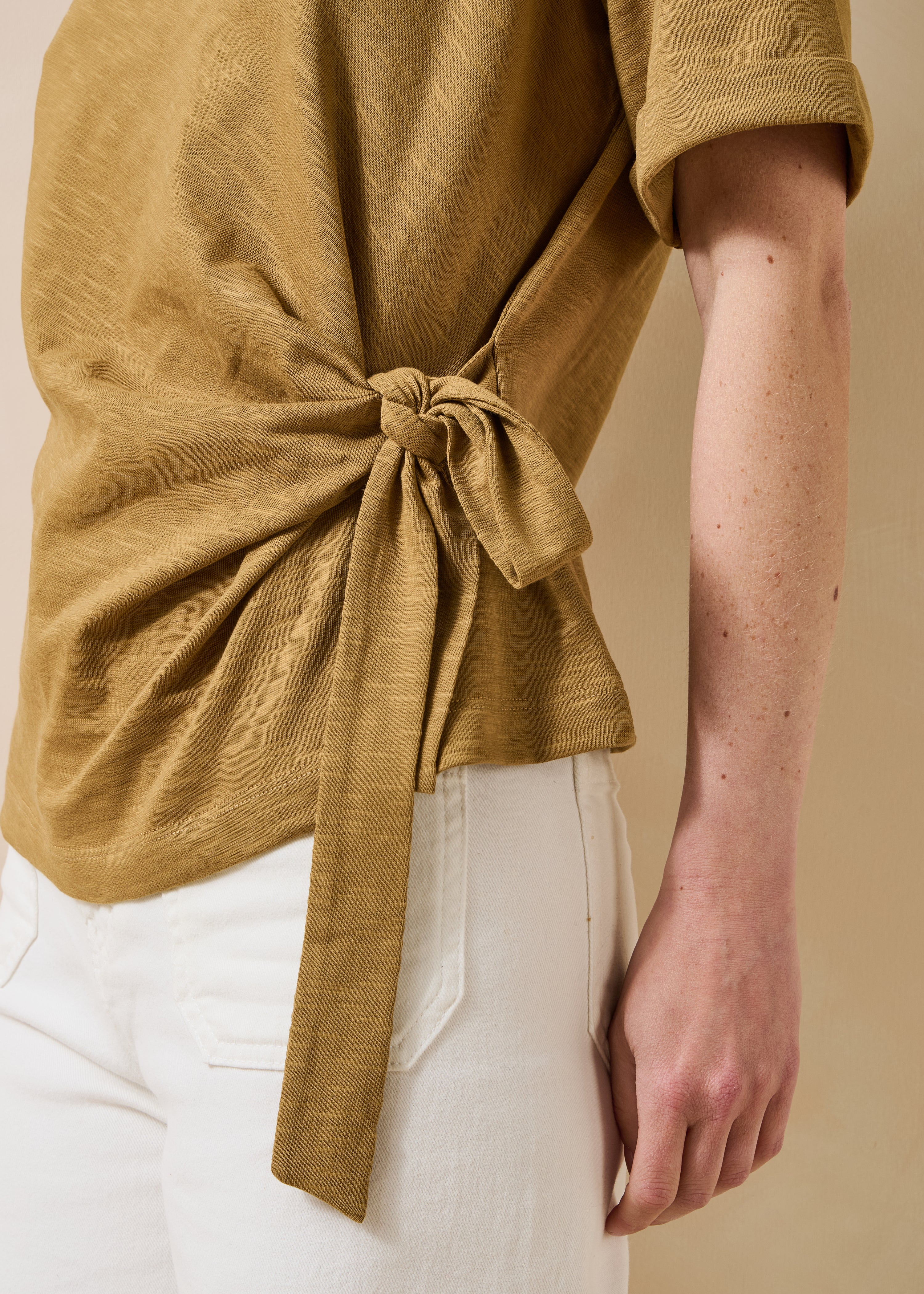 Mustard yellow short-sleeve T-shirt