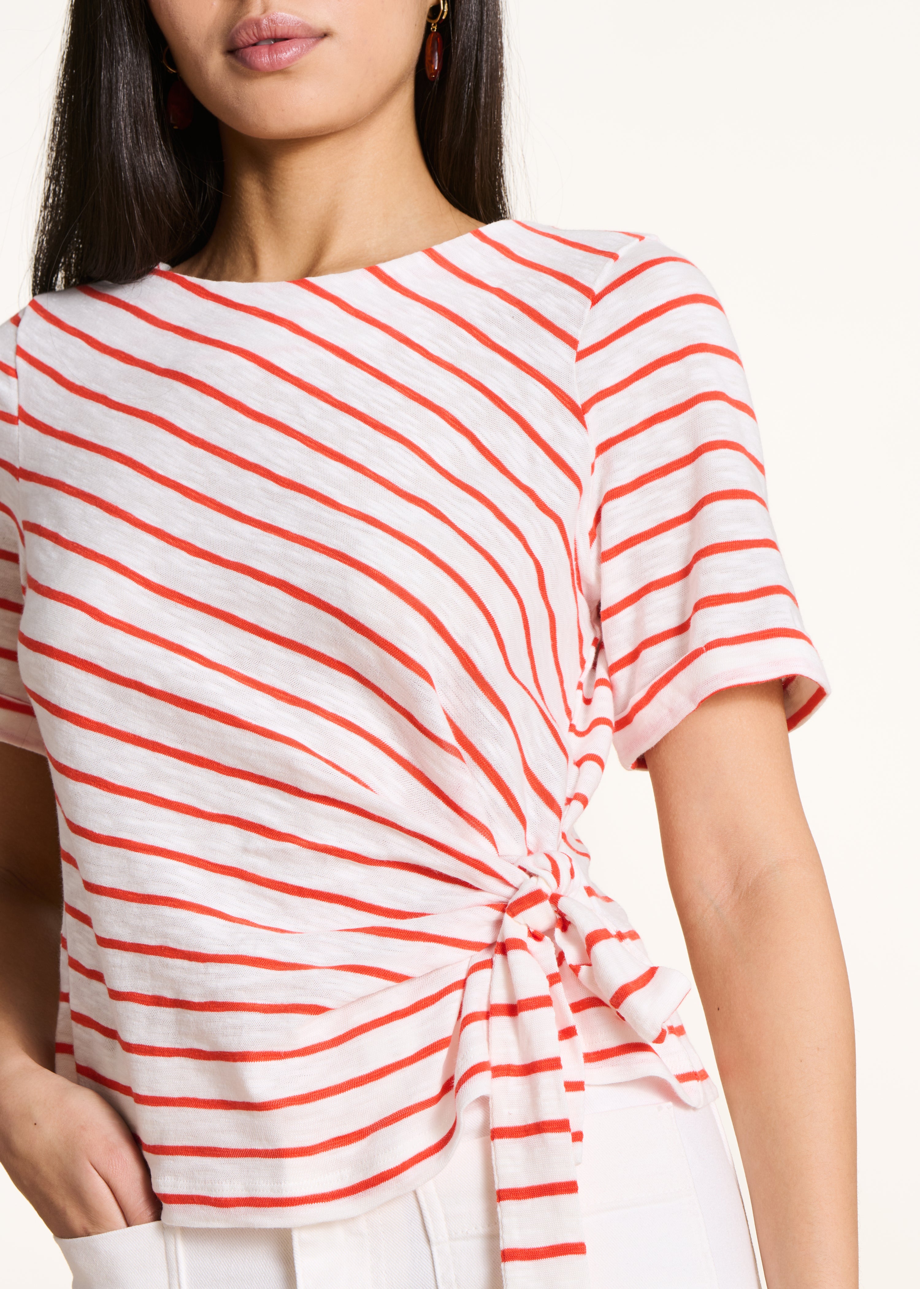 Ecru T-shirt met oranje strepen en korte mouwen