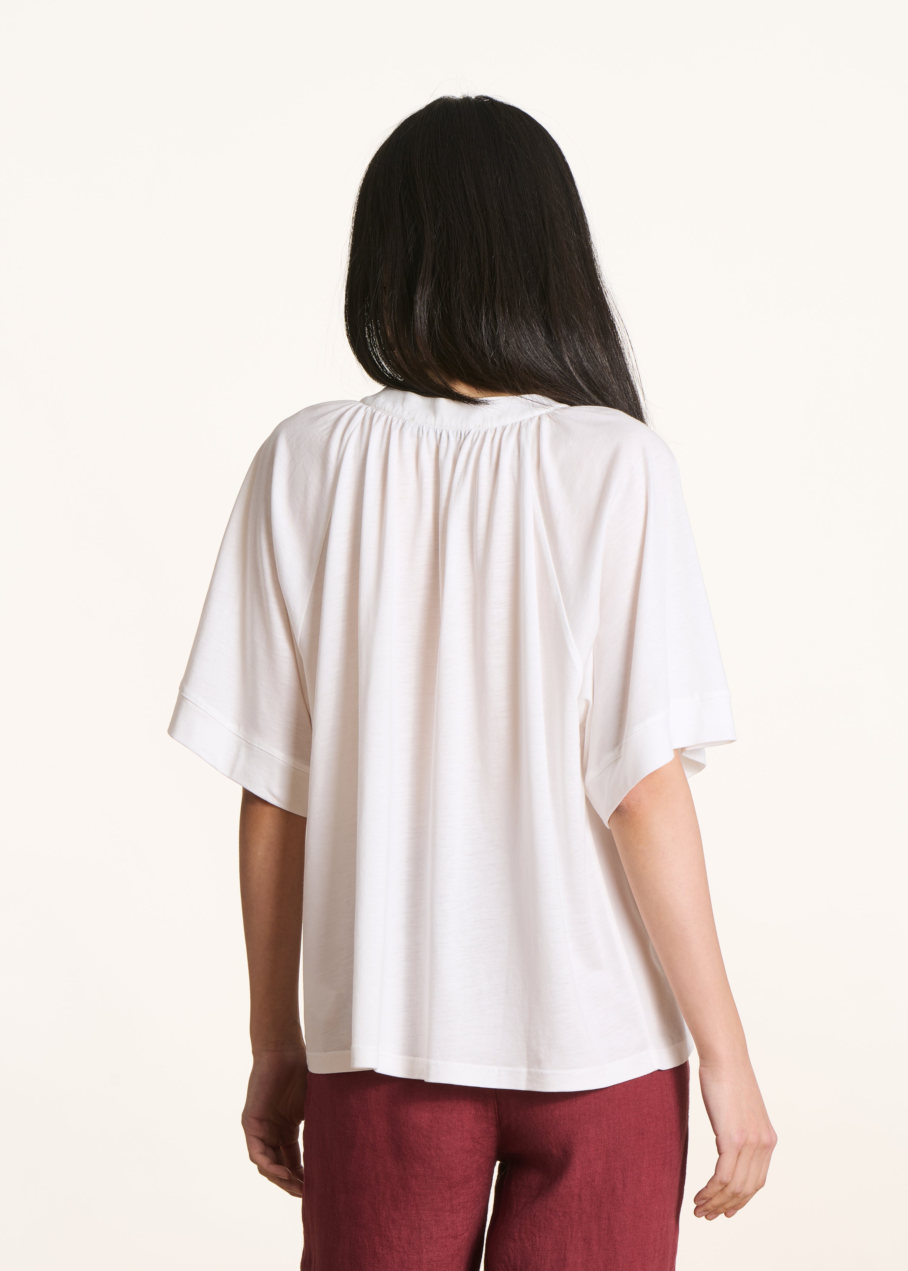Loose off-white short-sleeve T-shirt