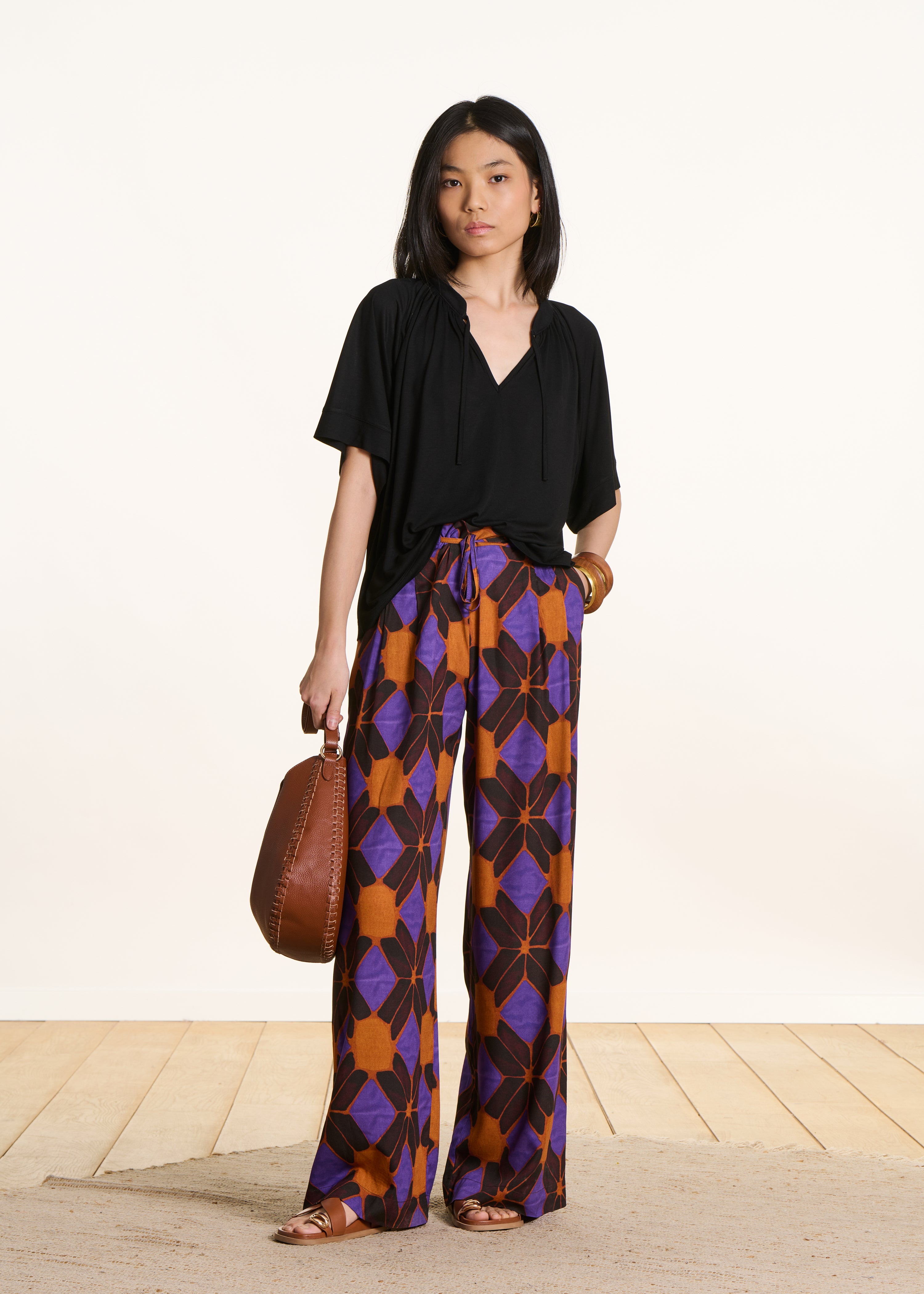 Loose black short-sleeve T-shirt