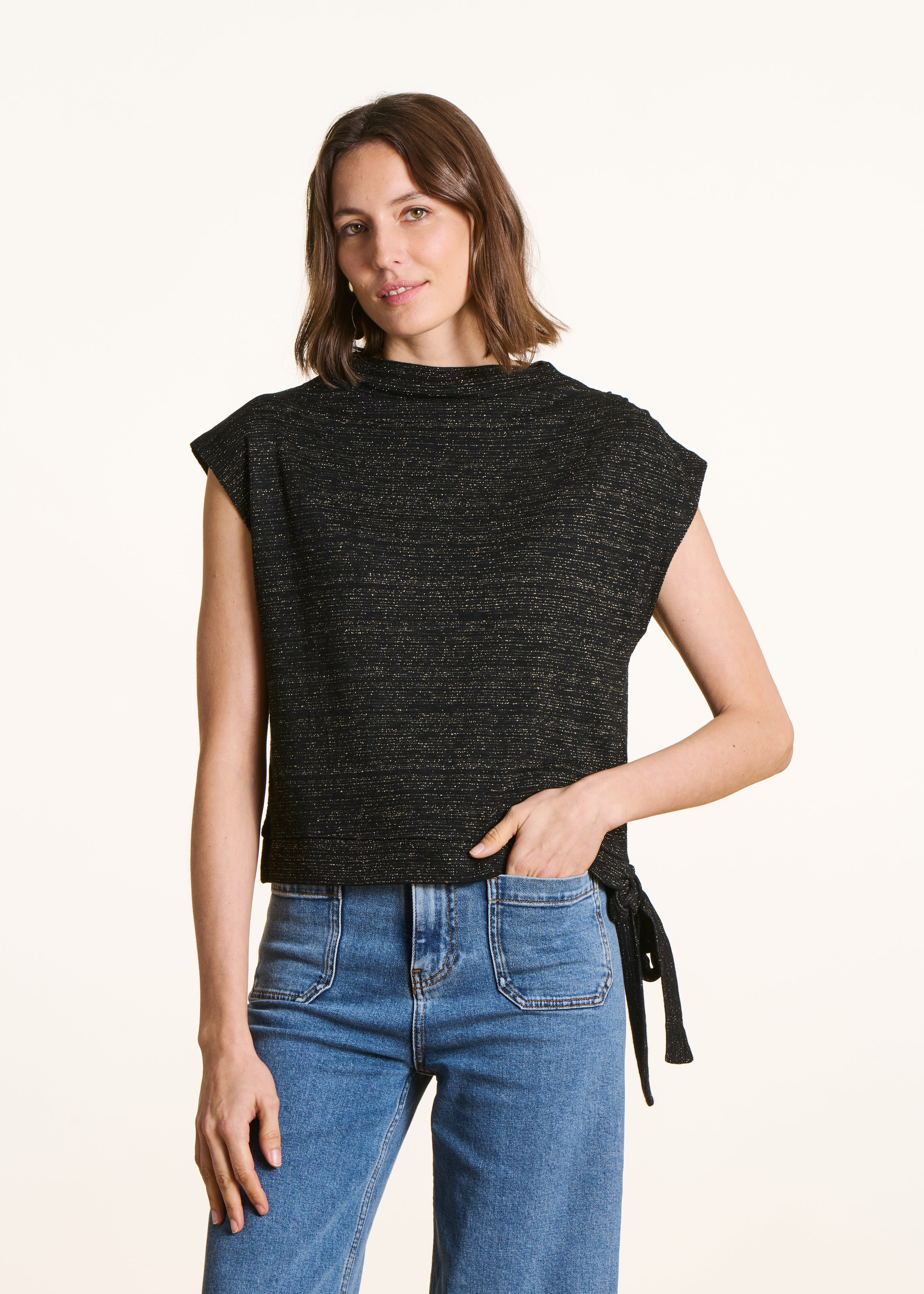 Black sleeveless T-shirt in shimmering jersey
