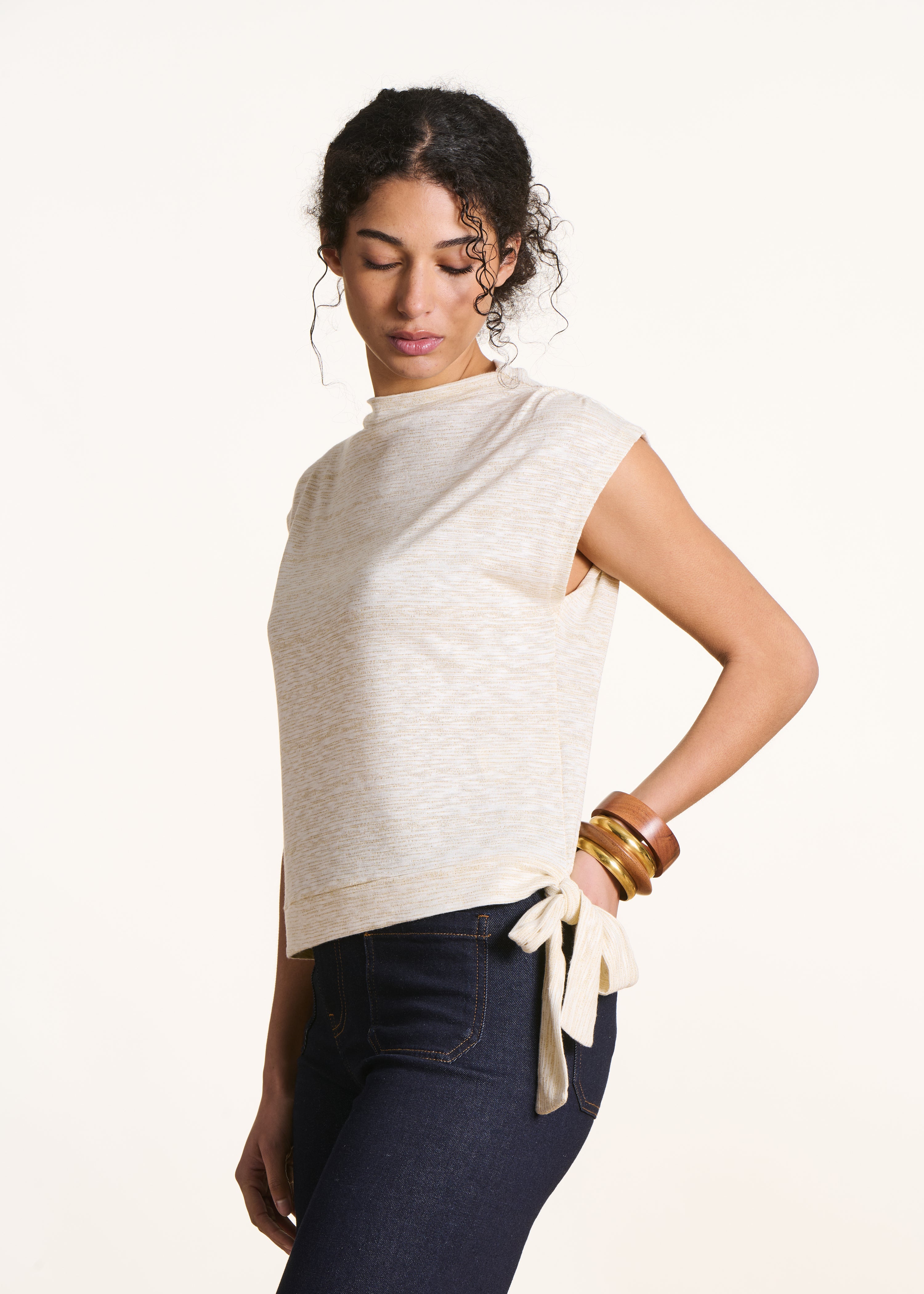 Sleeveless ecru T-shirt in shimmering jersey