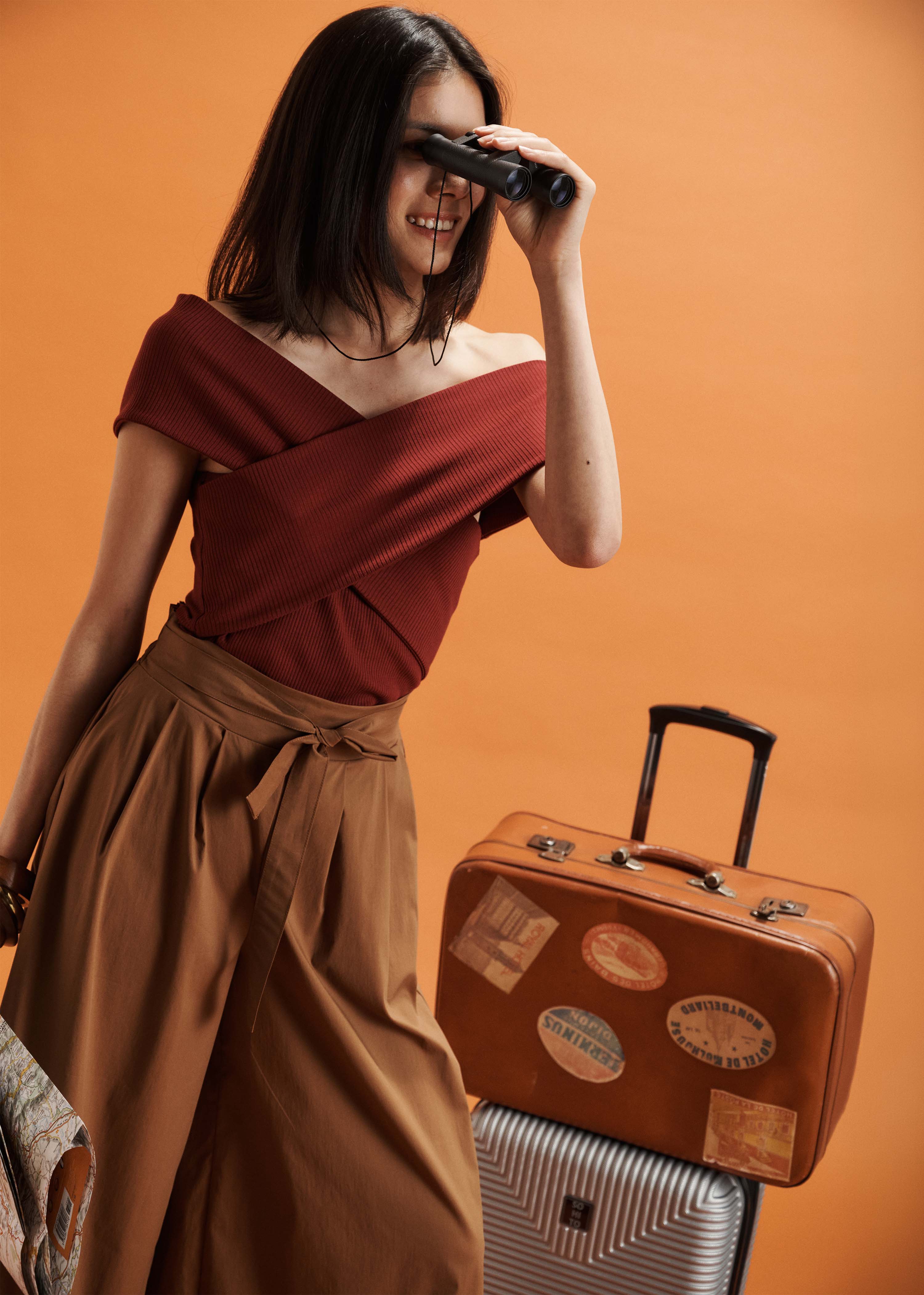 T-shirt bordeaux con scollo bardot incrociato