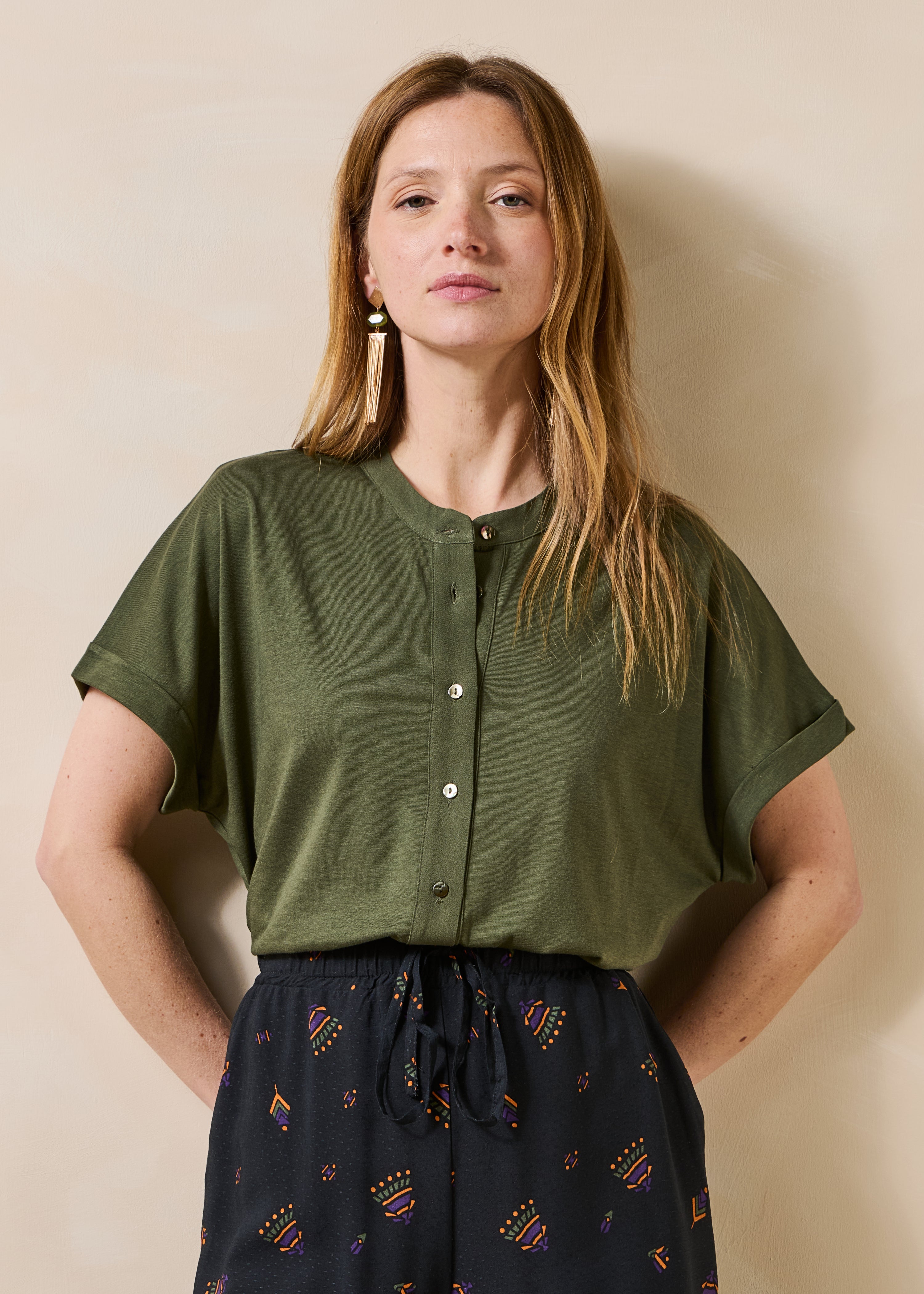 Kaki T-Shirt mit kurzen Ärmeln und Materialmix