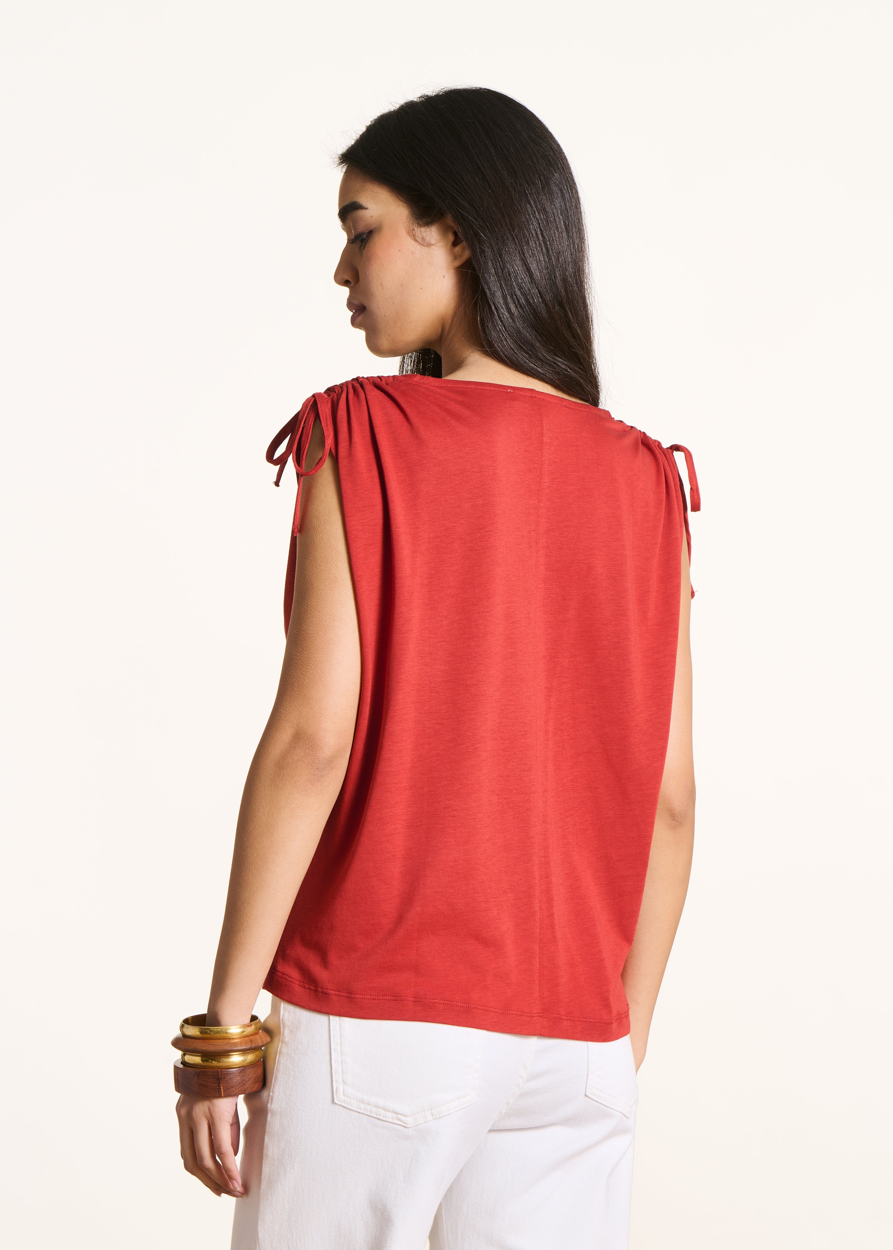 T-shirt larga vermelha com decote em V