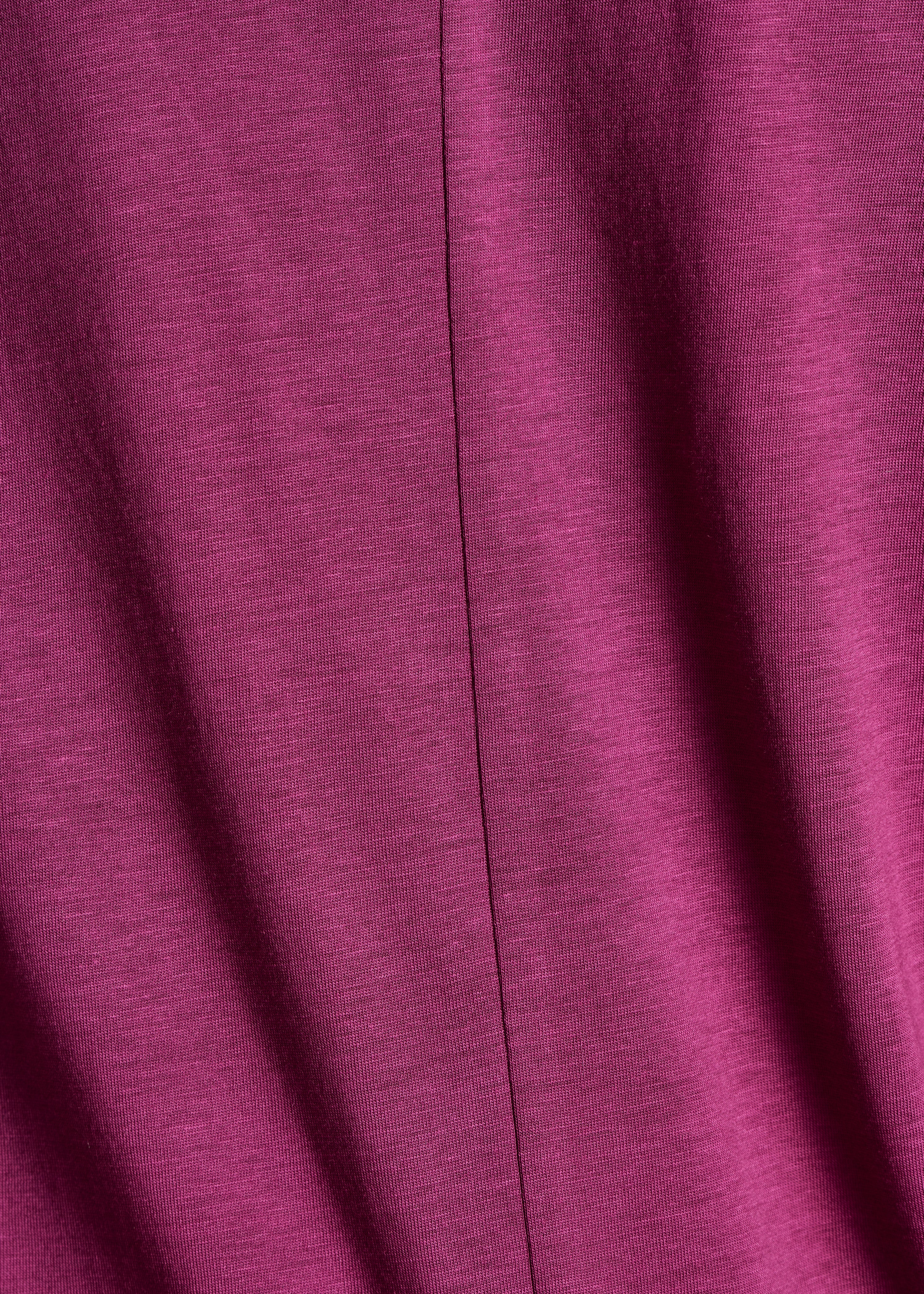 Camiseta amplia violeta con cuello en V