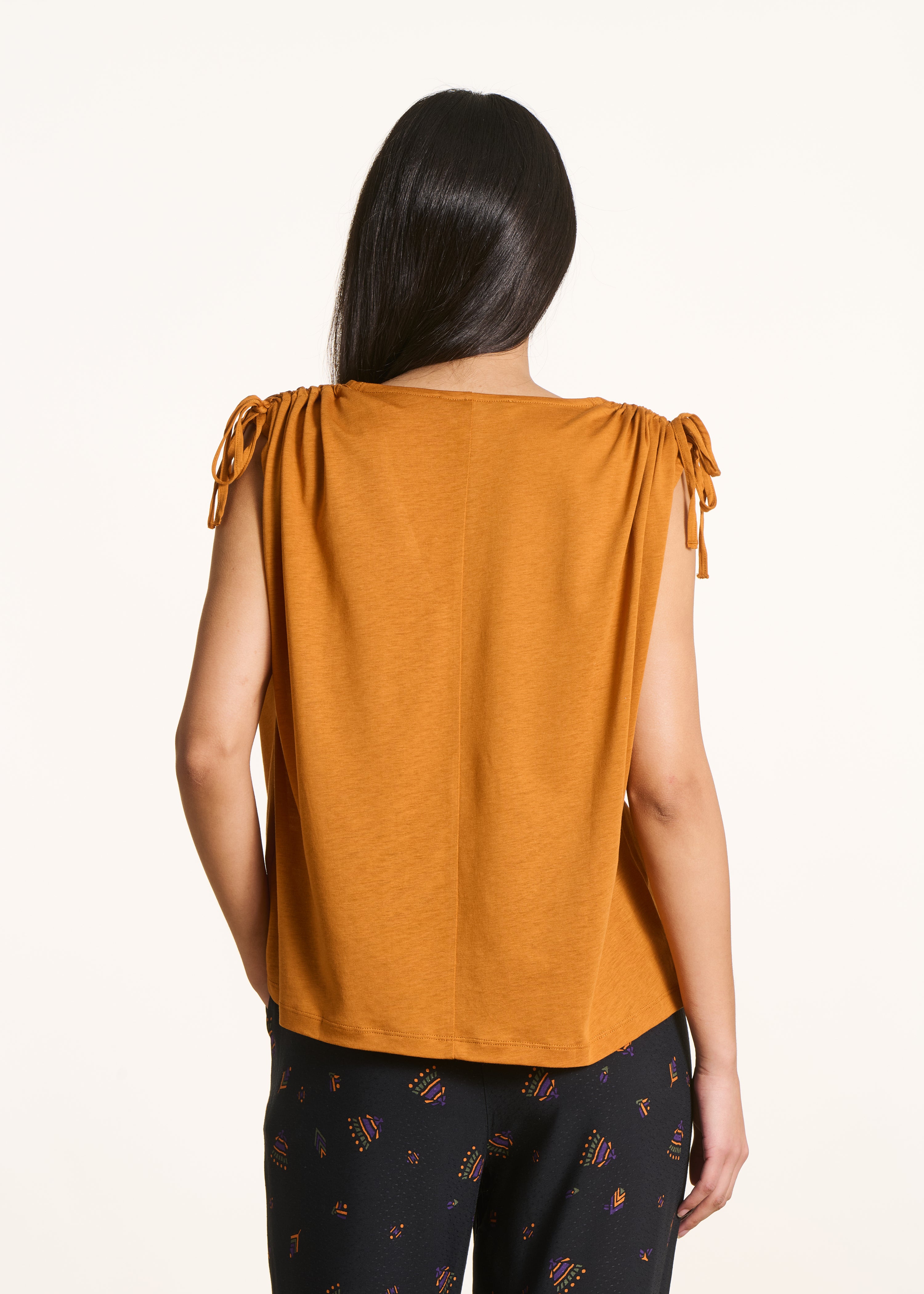 Weites T-Shirt in Ocker mit V-Ausschnitt