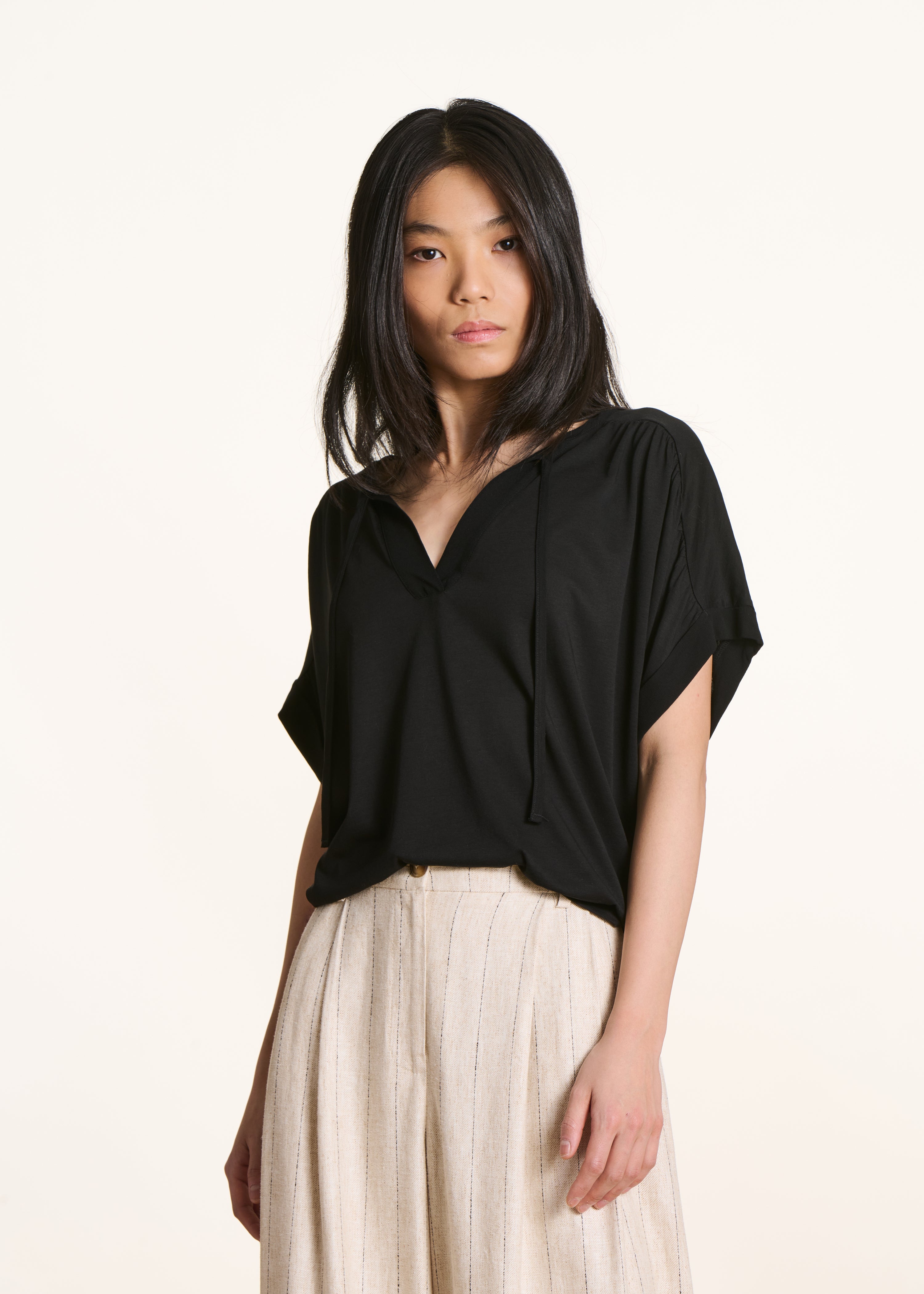 Loose black T-shirt with short sleeves