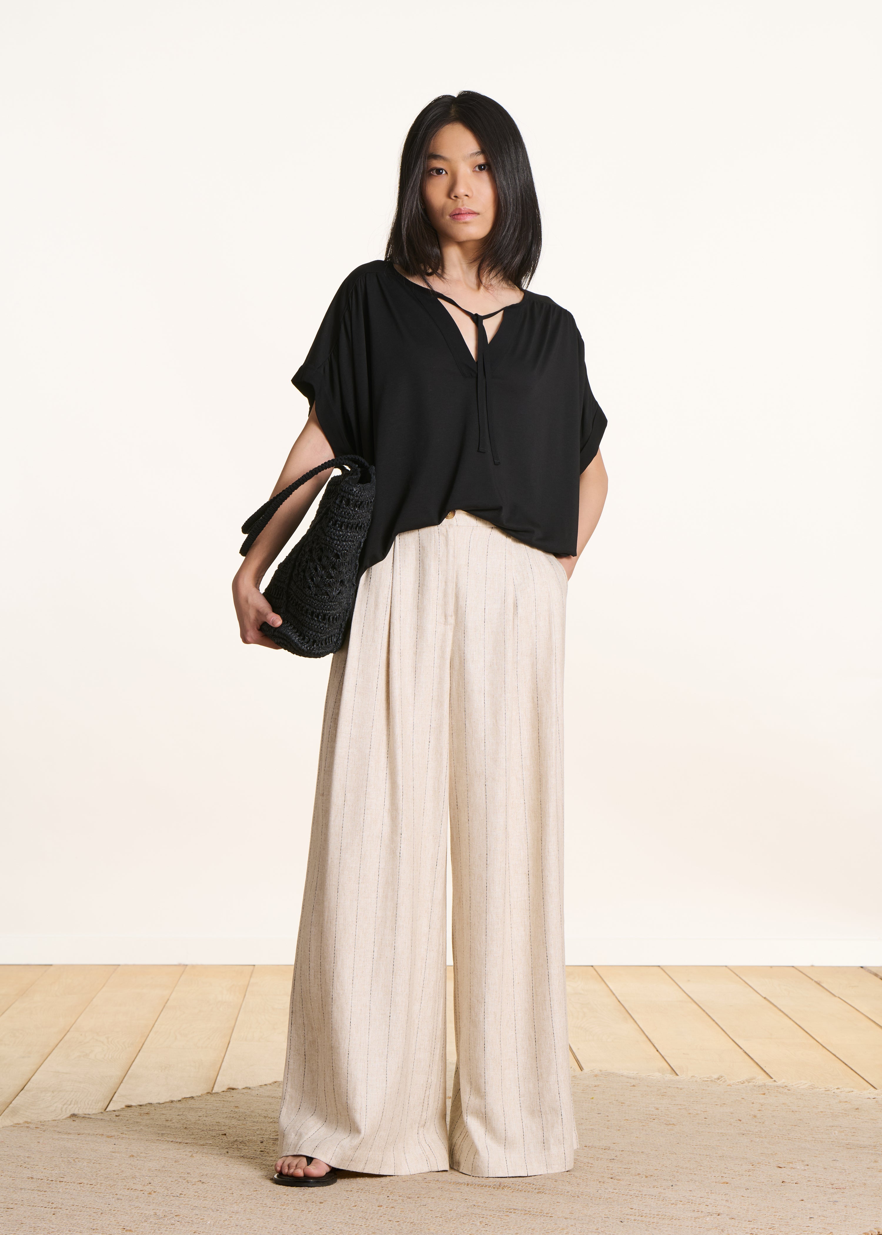 Loose black T-shirt with short sleeves