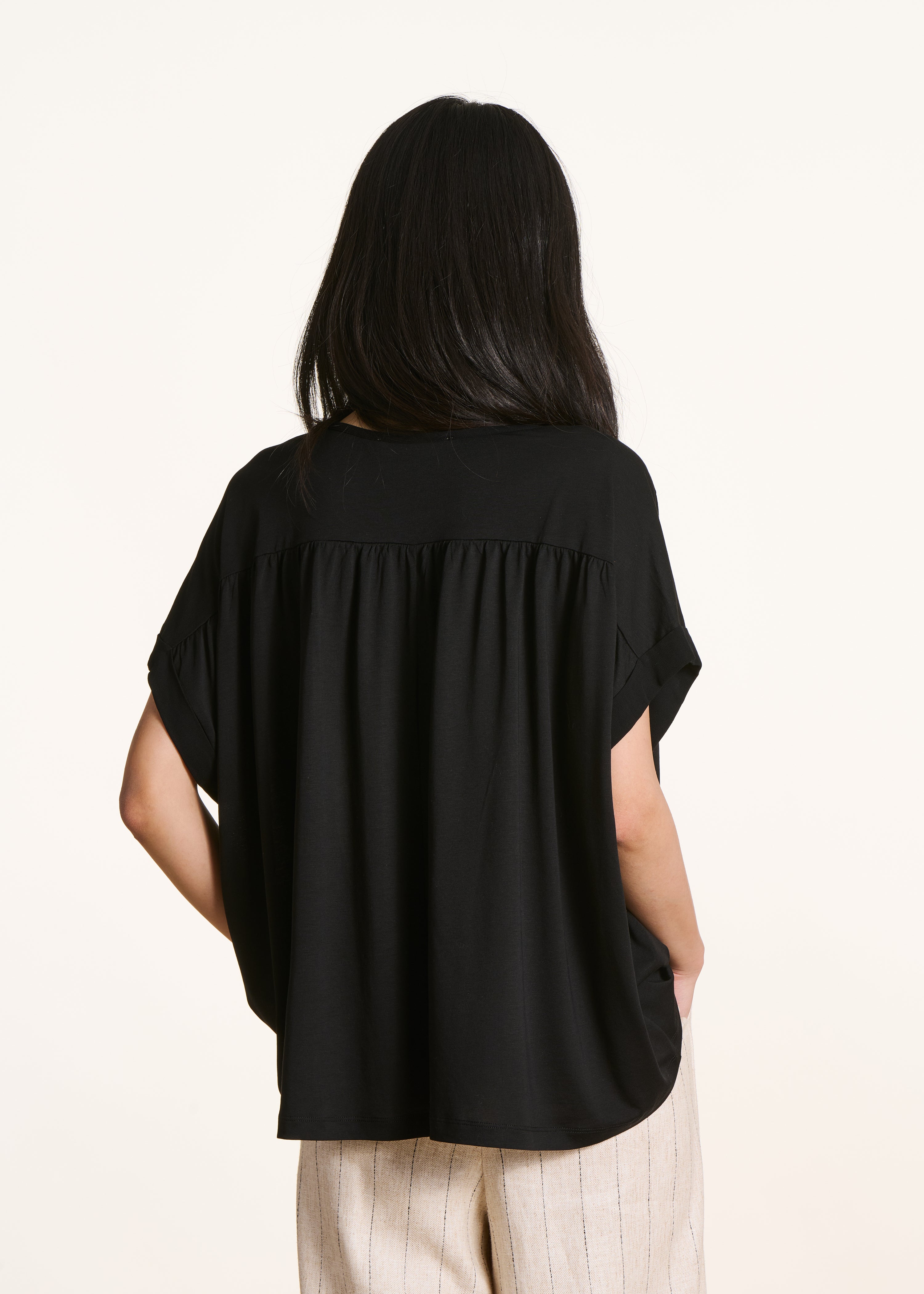 Loose black T-shirt with short sleeves