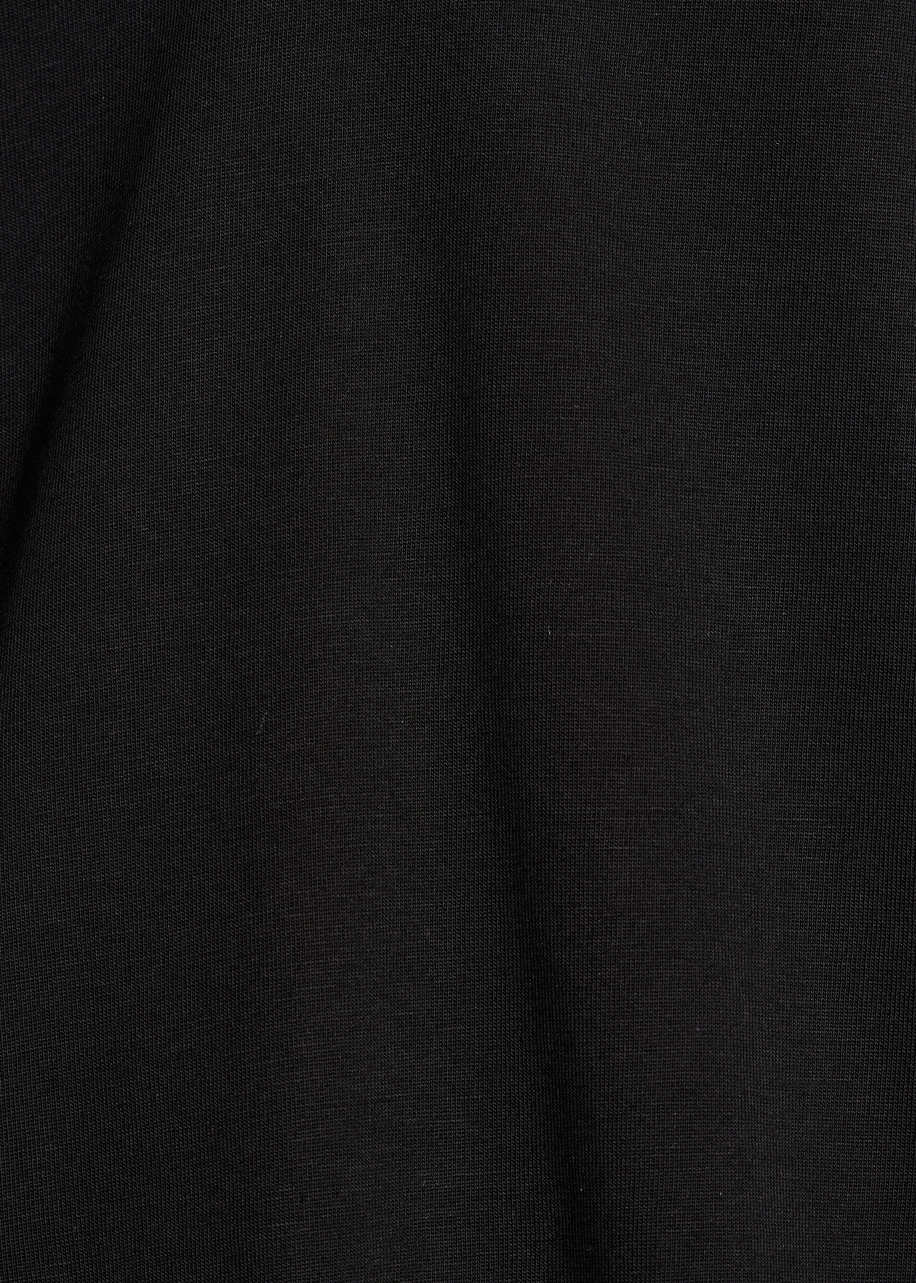 Loose black T-shirt with short sleeves