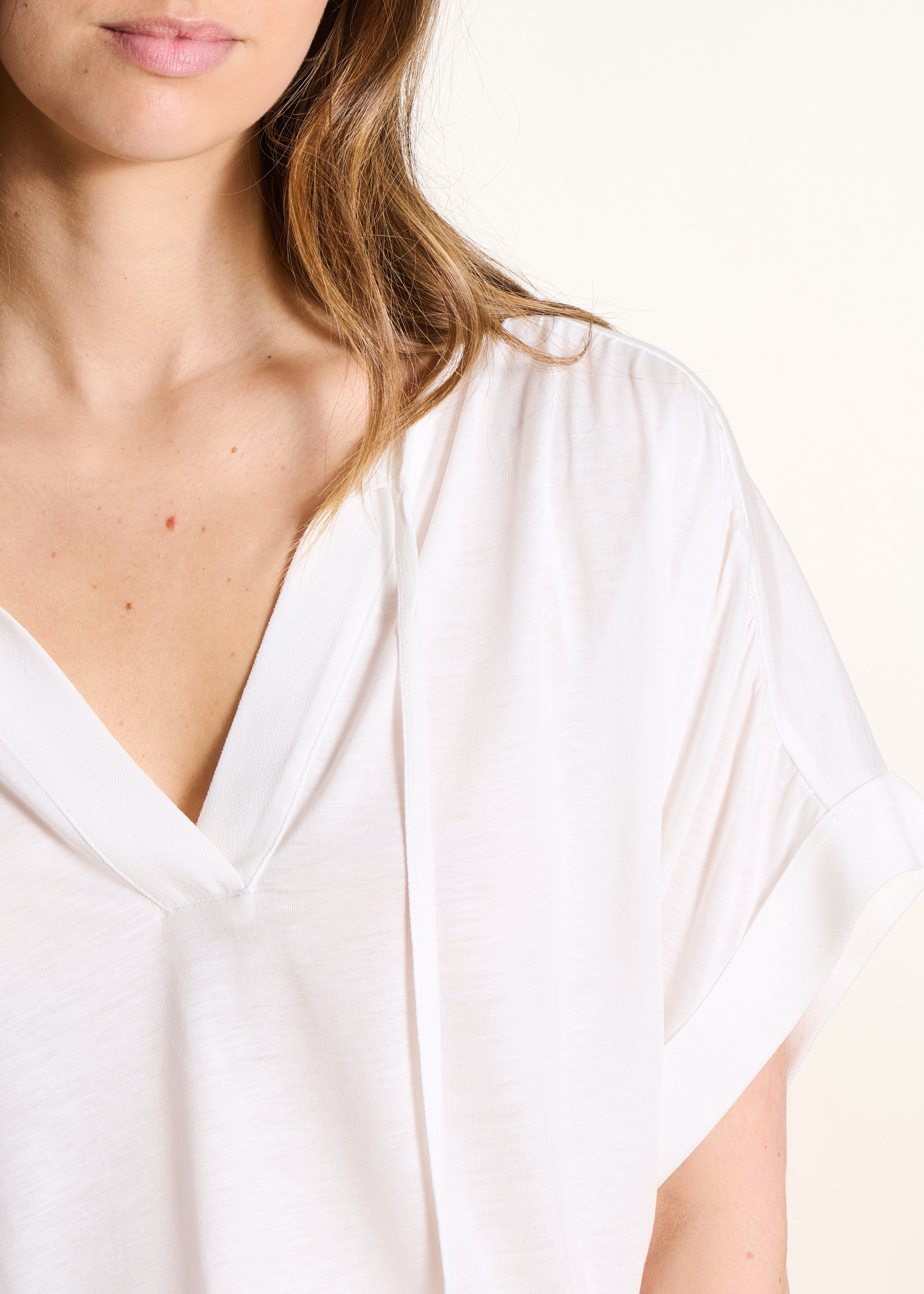 Loose off-white short-sleeve T-shirt