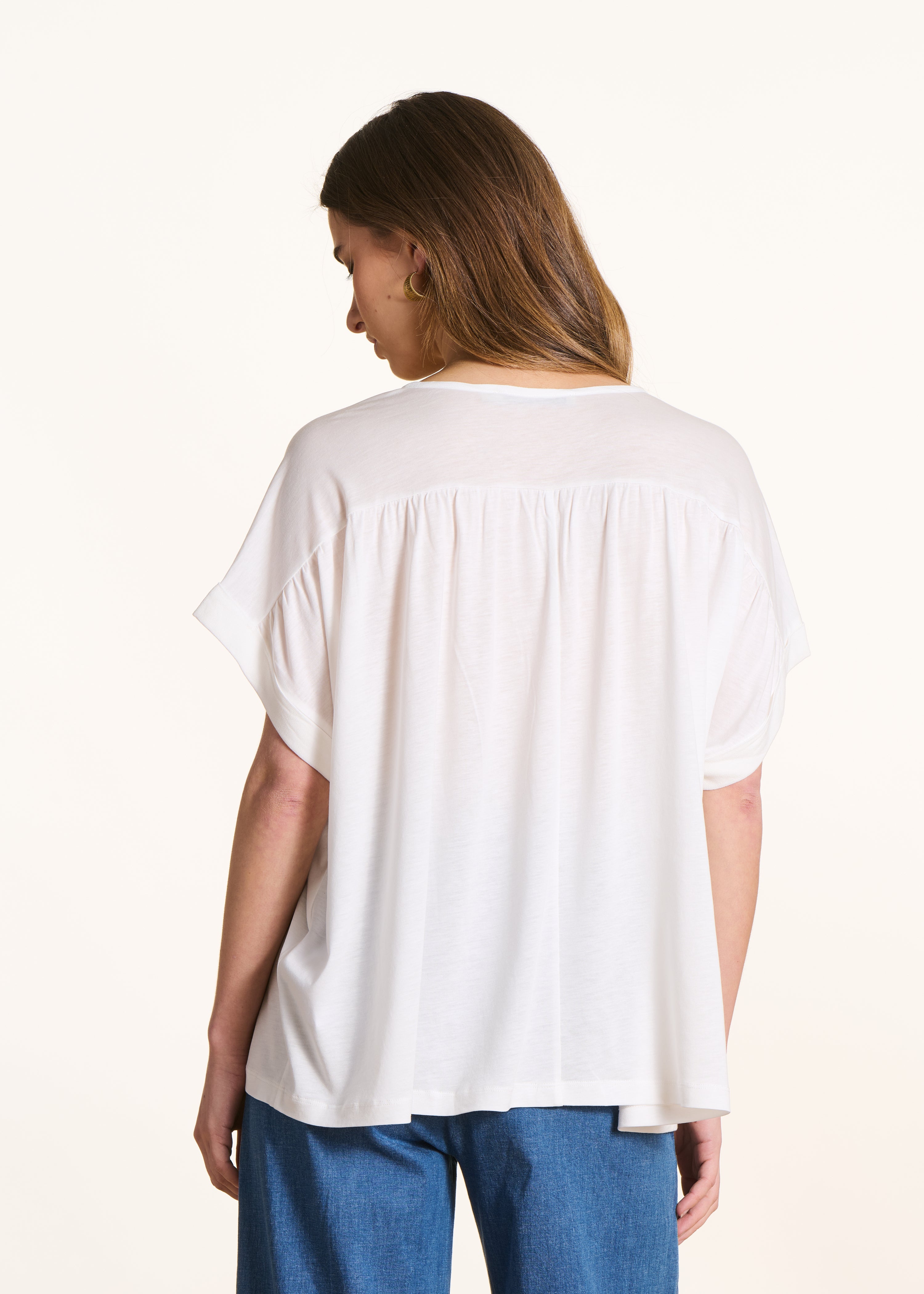 Loose off-white short-sleeve T-shirt