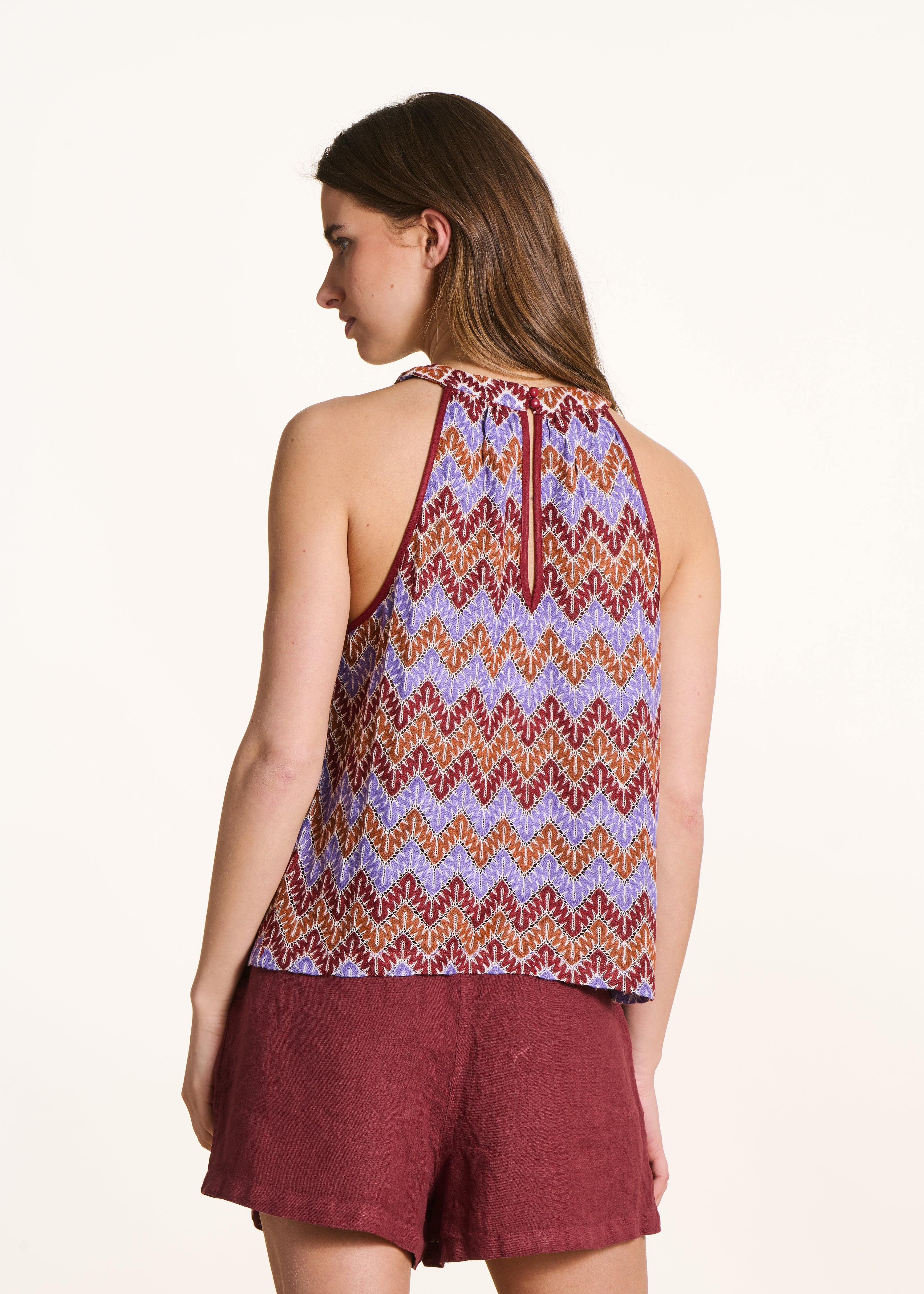 Top sem mangas em crochet ajustado cor malva