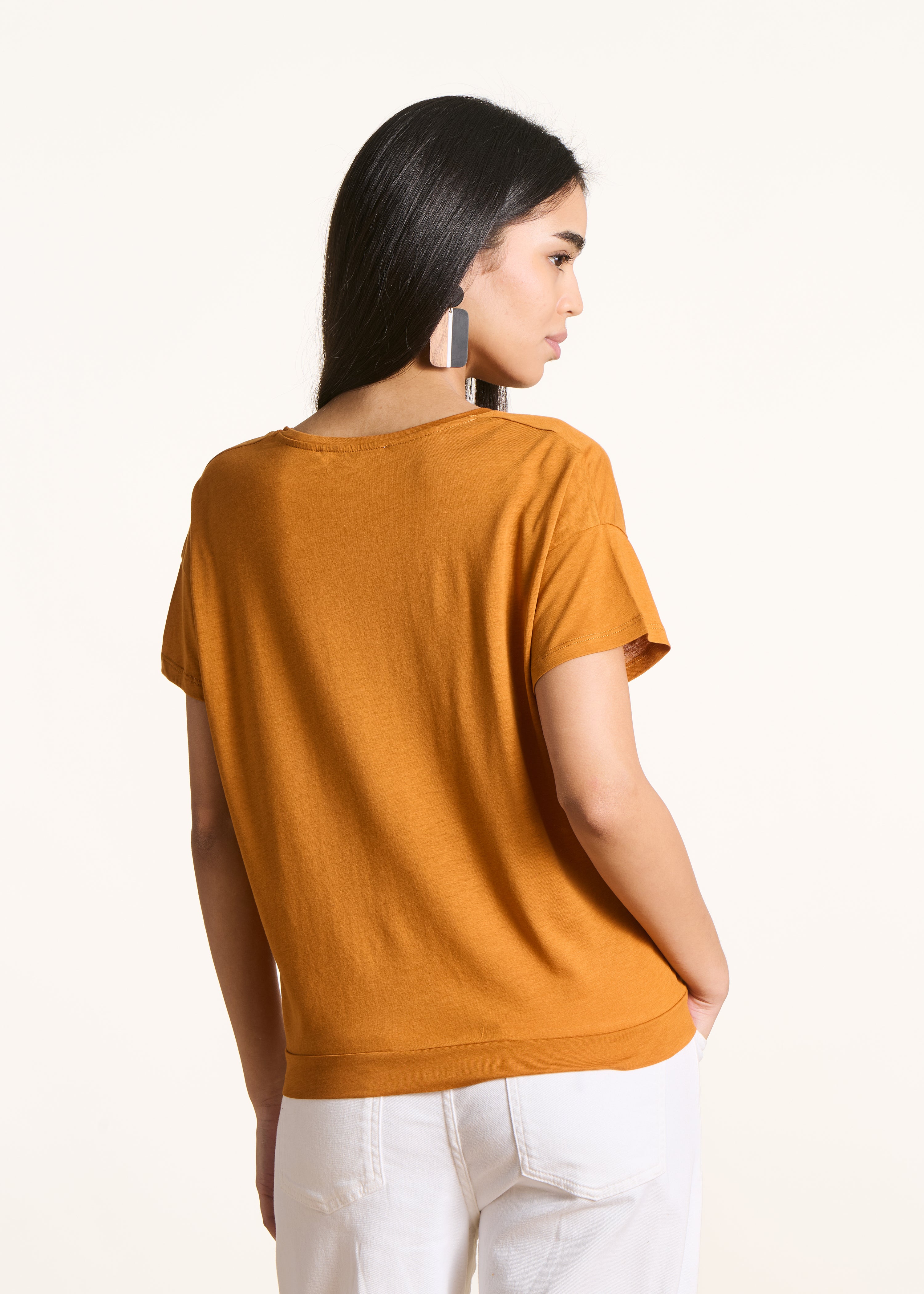 T-shirt ocre em lyocel de mangas curtas