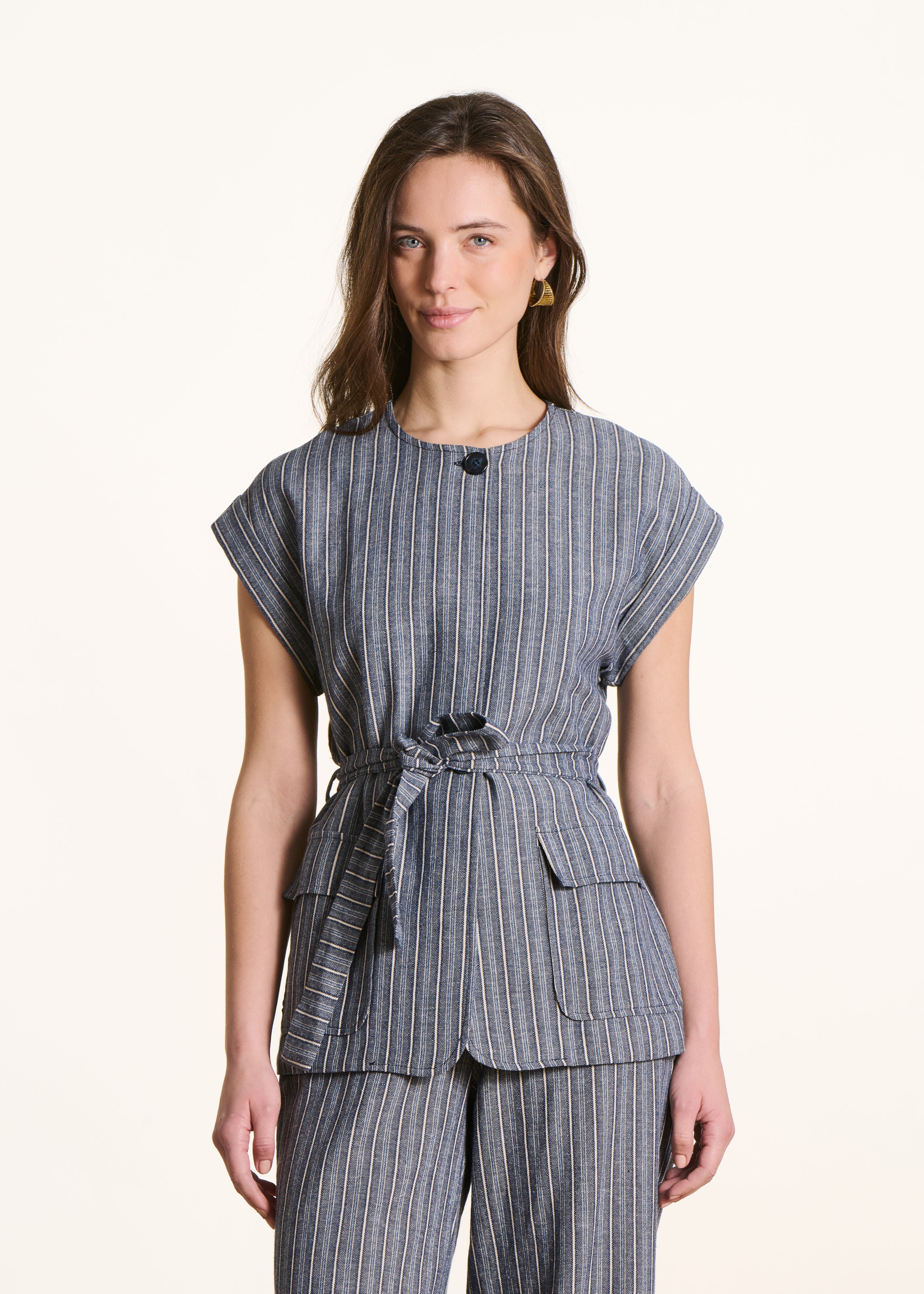 Vestito senza maniche blu scuro con cintura a righe