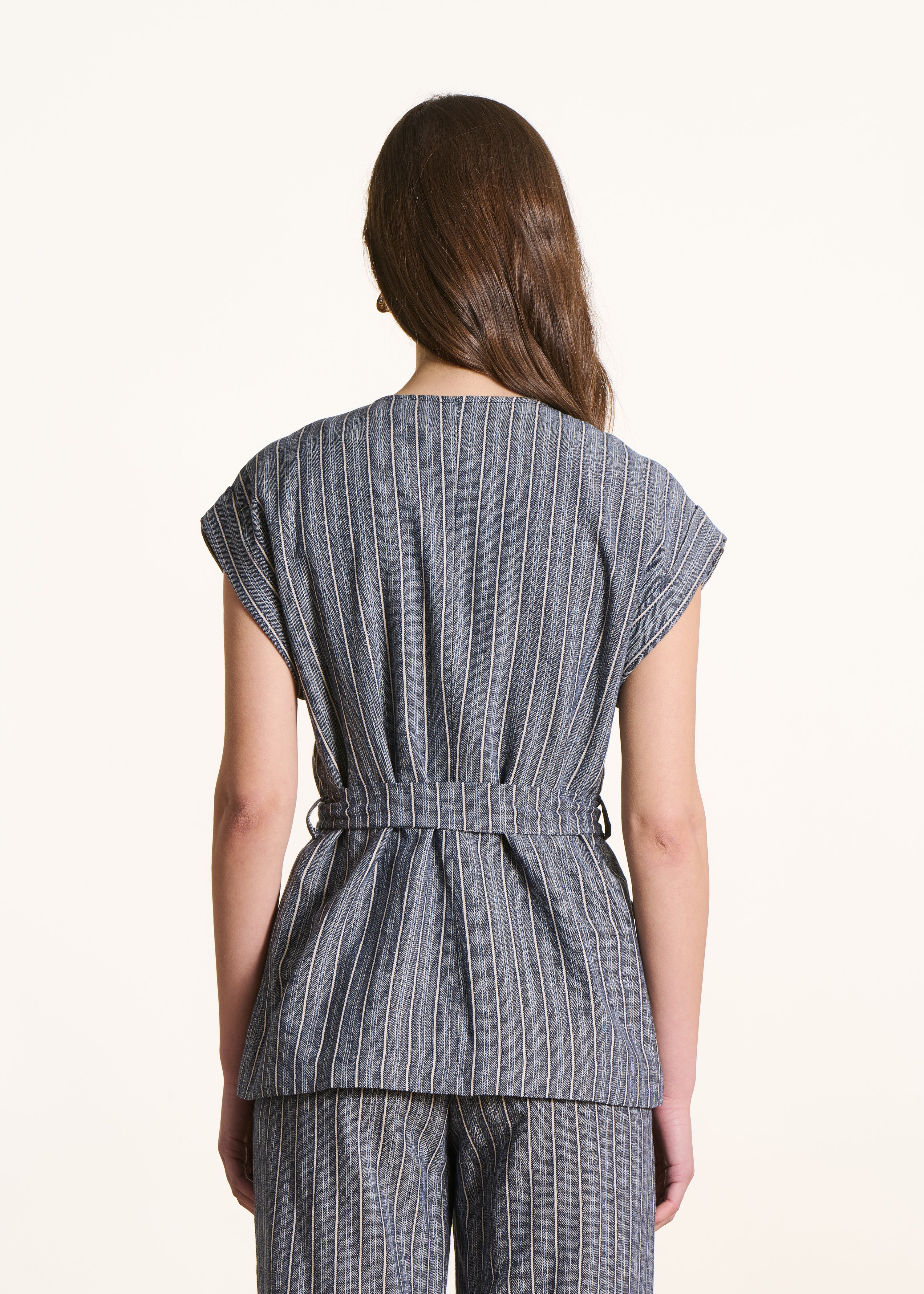 Vestito senza maniche blu scuro con cintura a righe