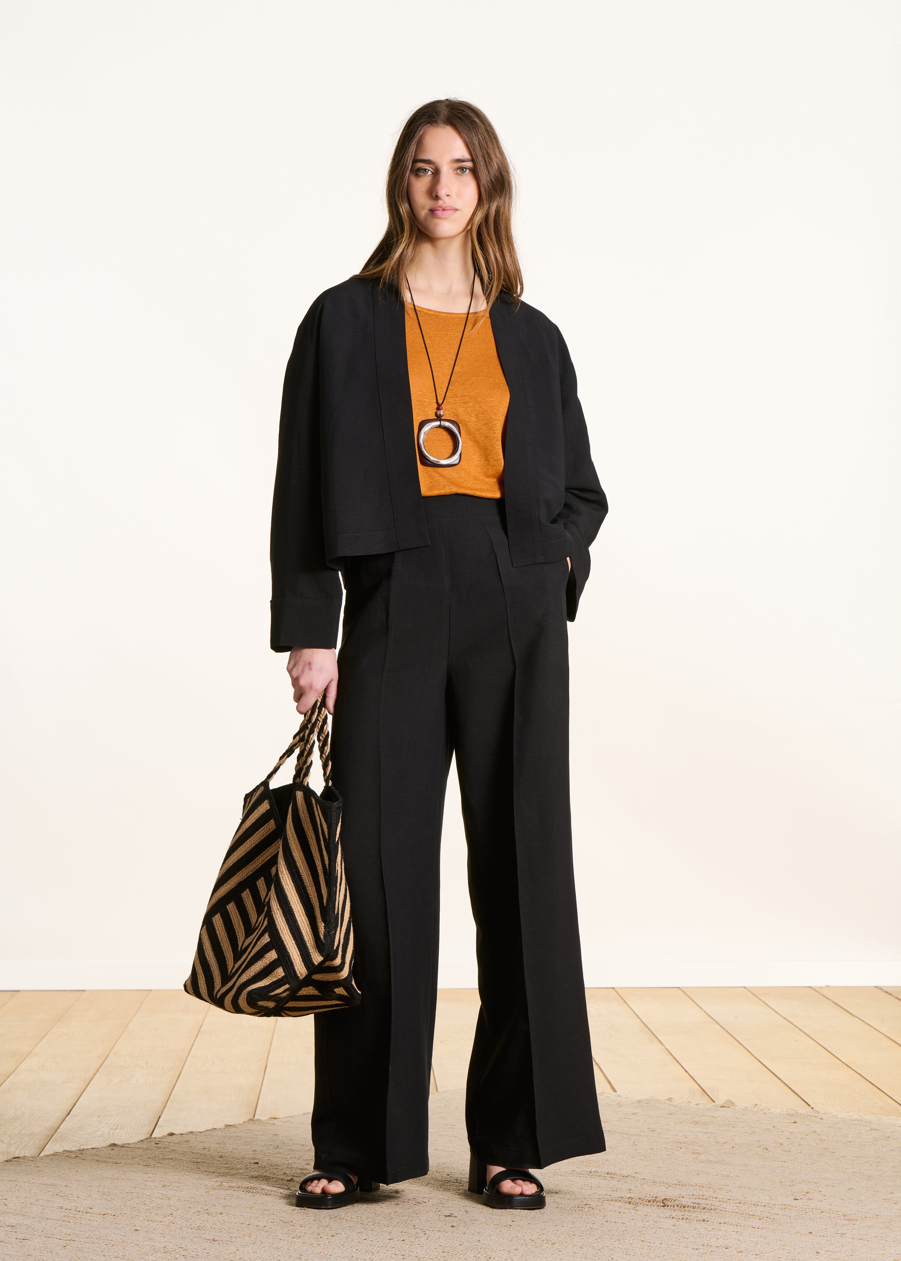 Kurze offene schwarze Jacke