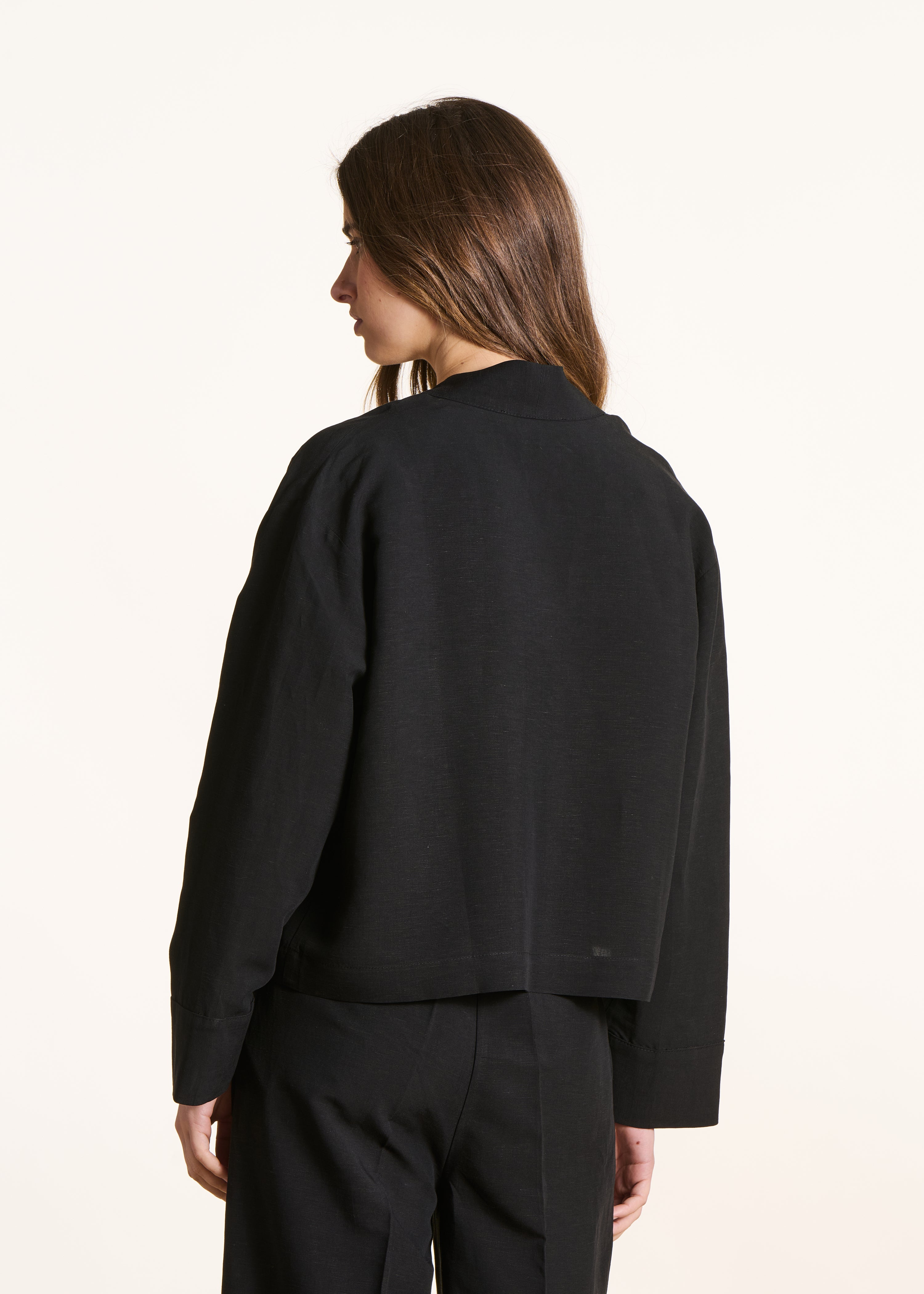 Kurze offene schwarze Jacke