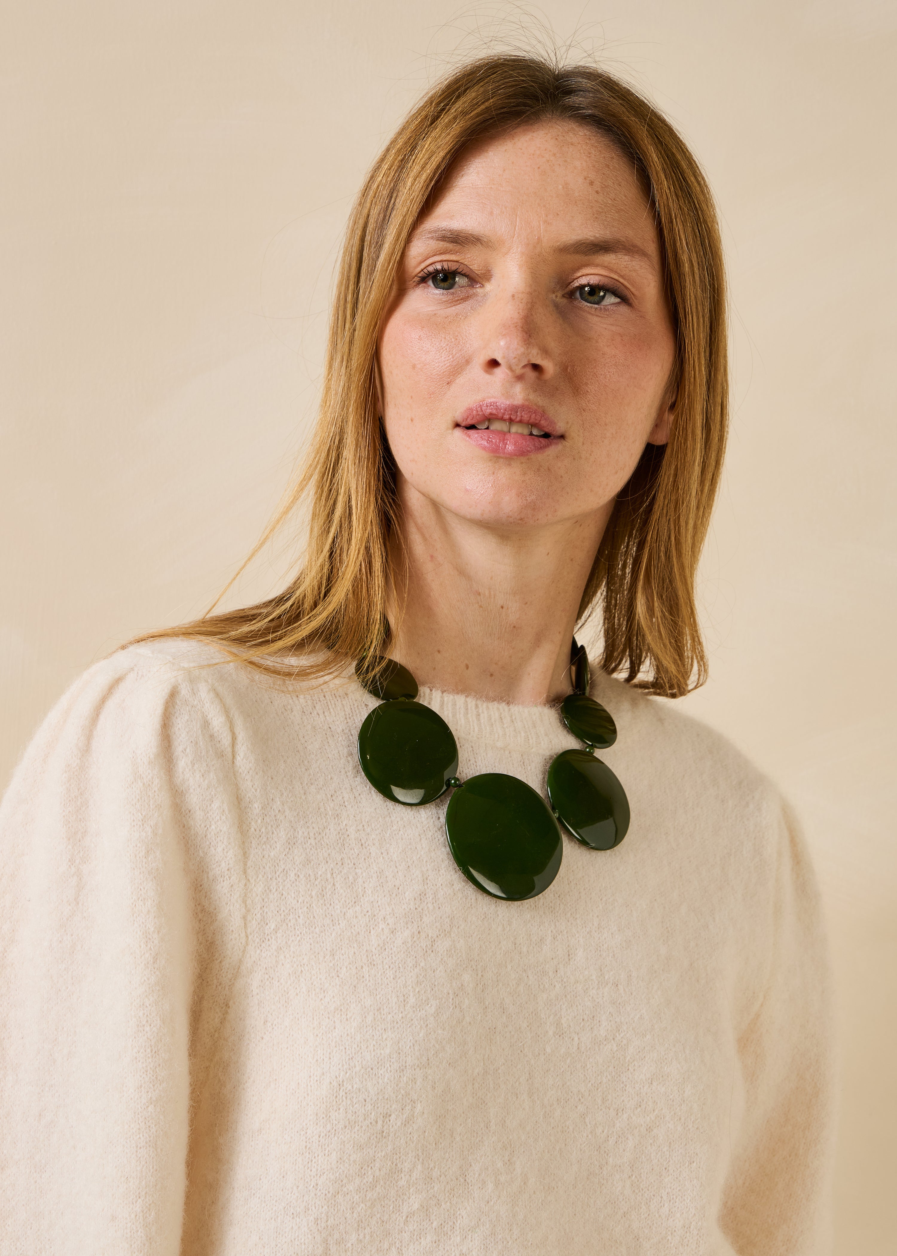 Collier ras-de-cou vert réglable en résine