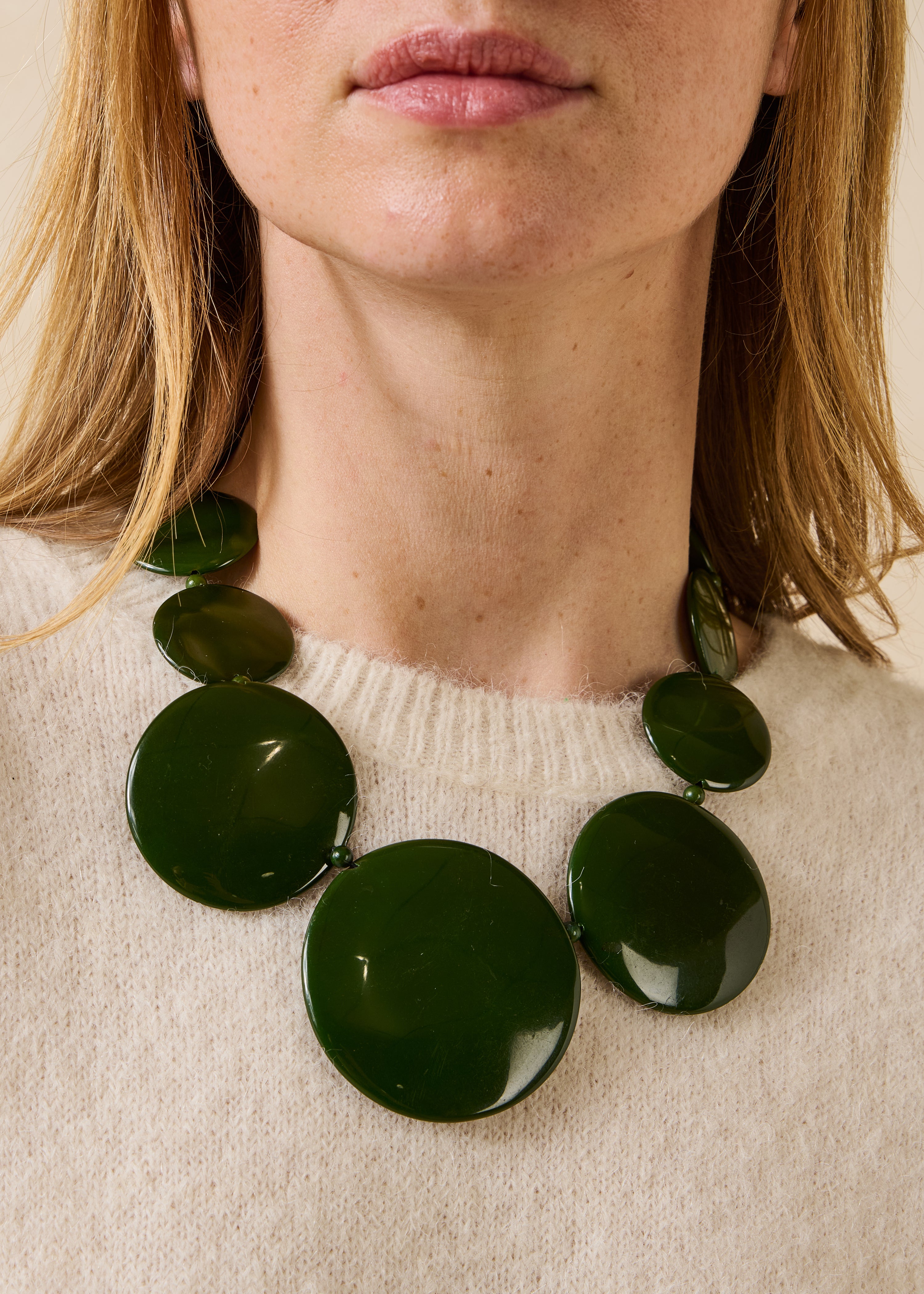 Collier ras-de-cou vert réglable en résine