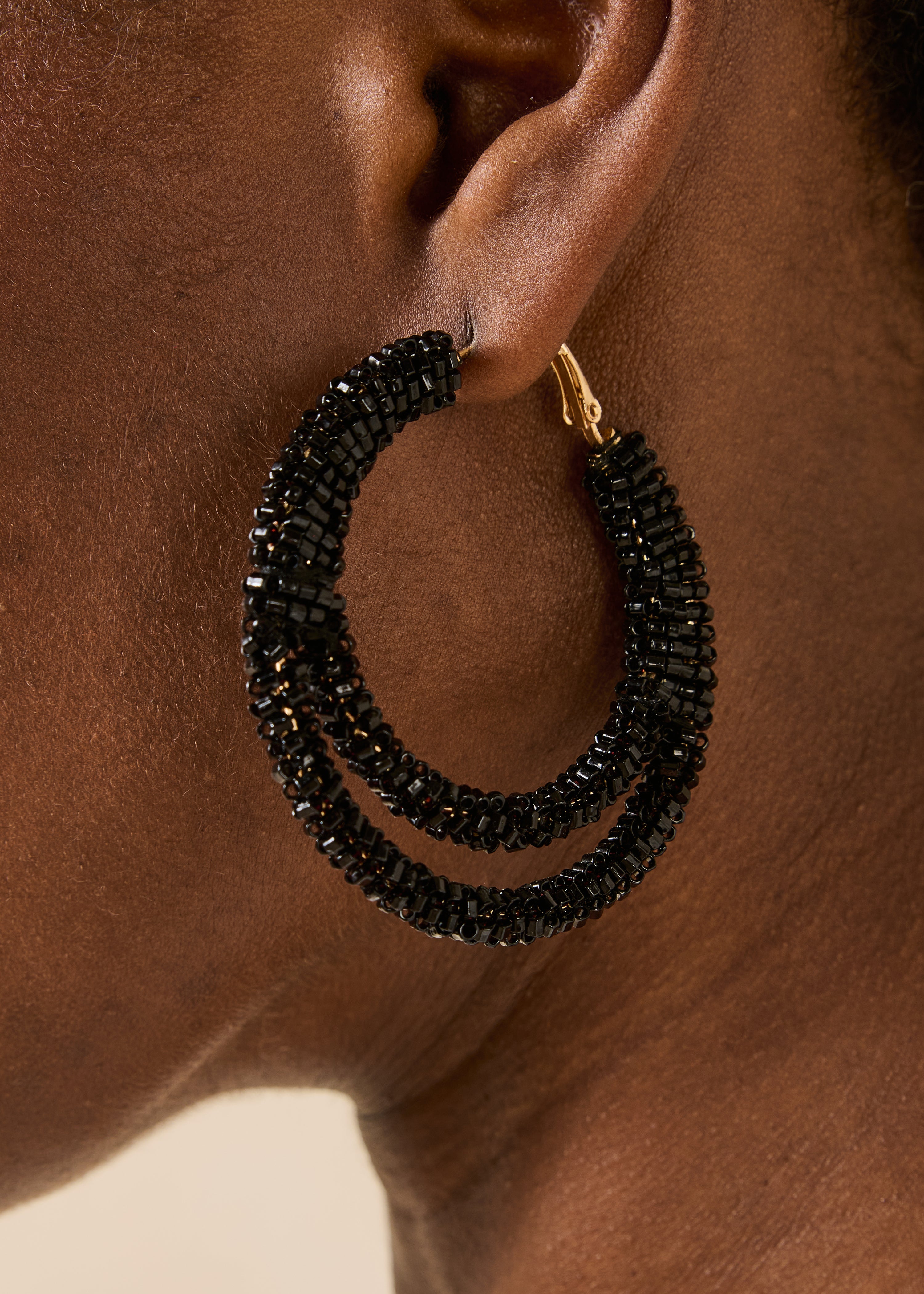 Boucles d'oreilles noires multianneaux en verre