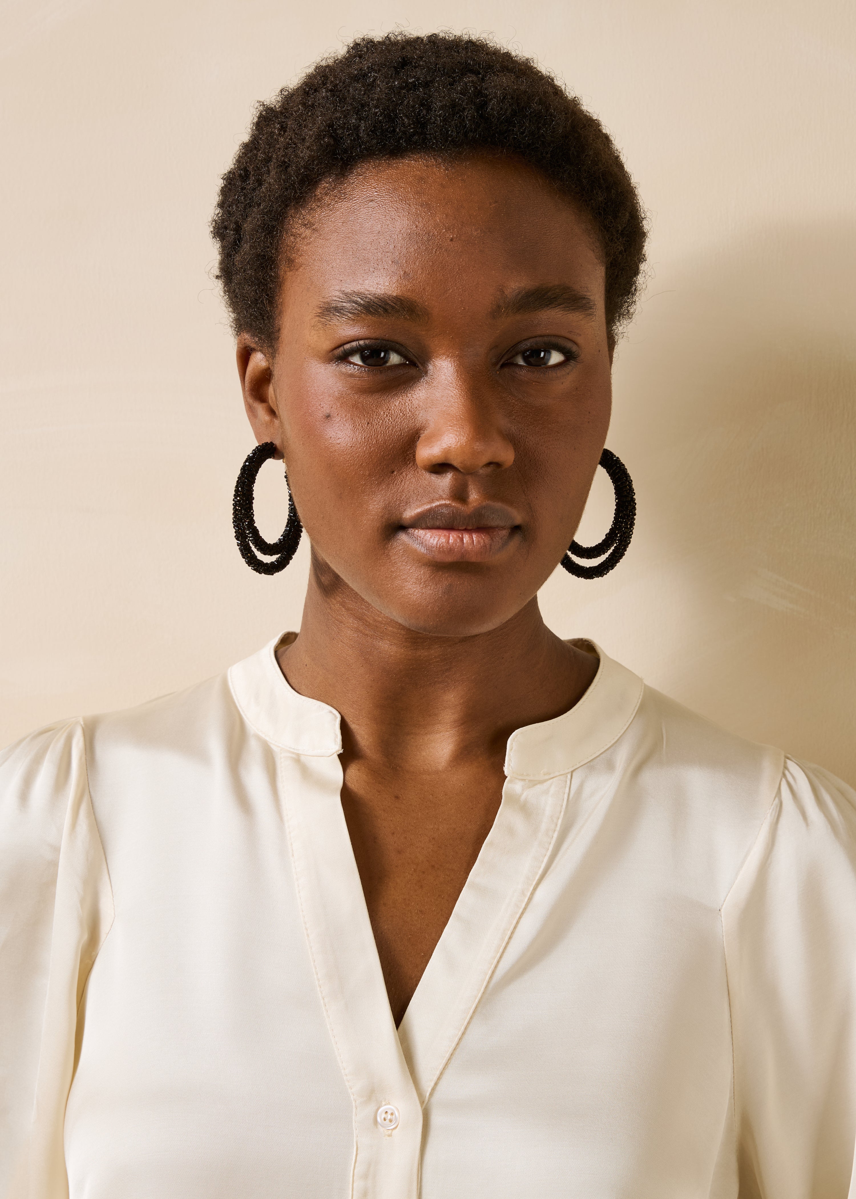 Boucles d'oreilles noires multianneaux en verre