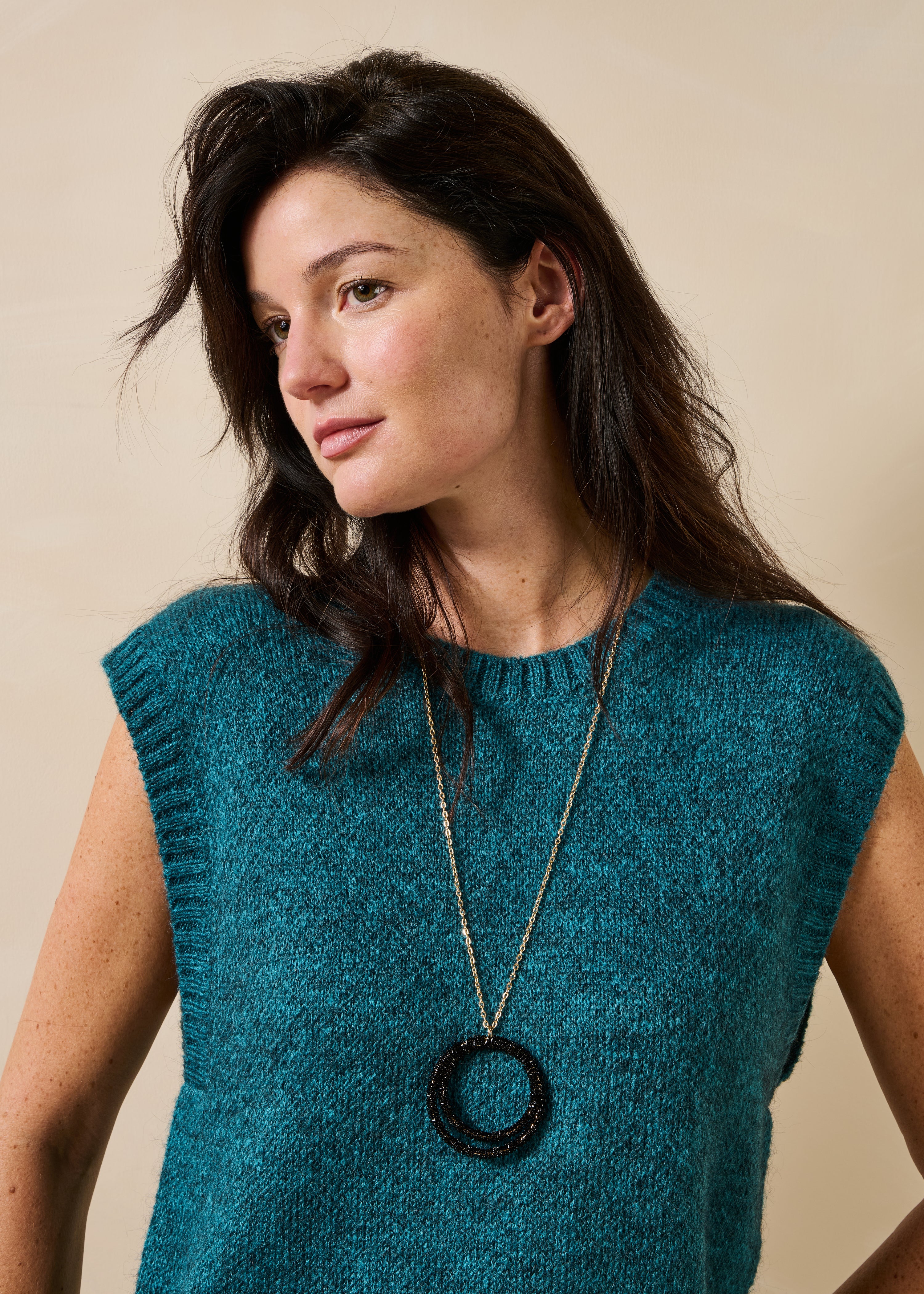 Collier sautoir multianneaux en verre noir