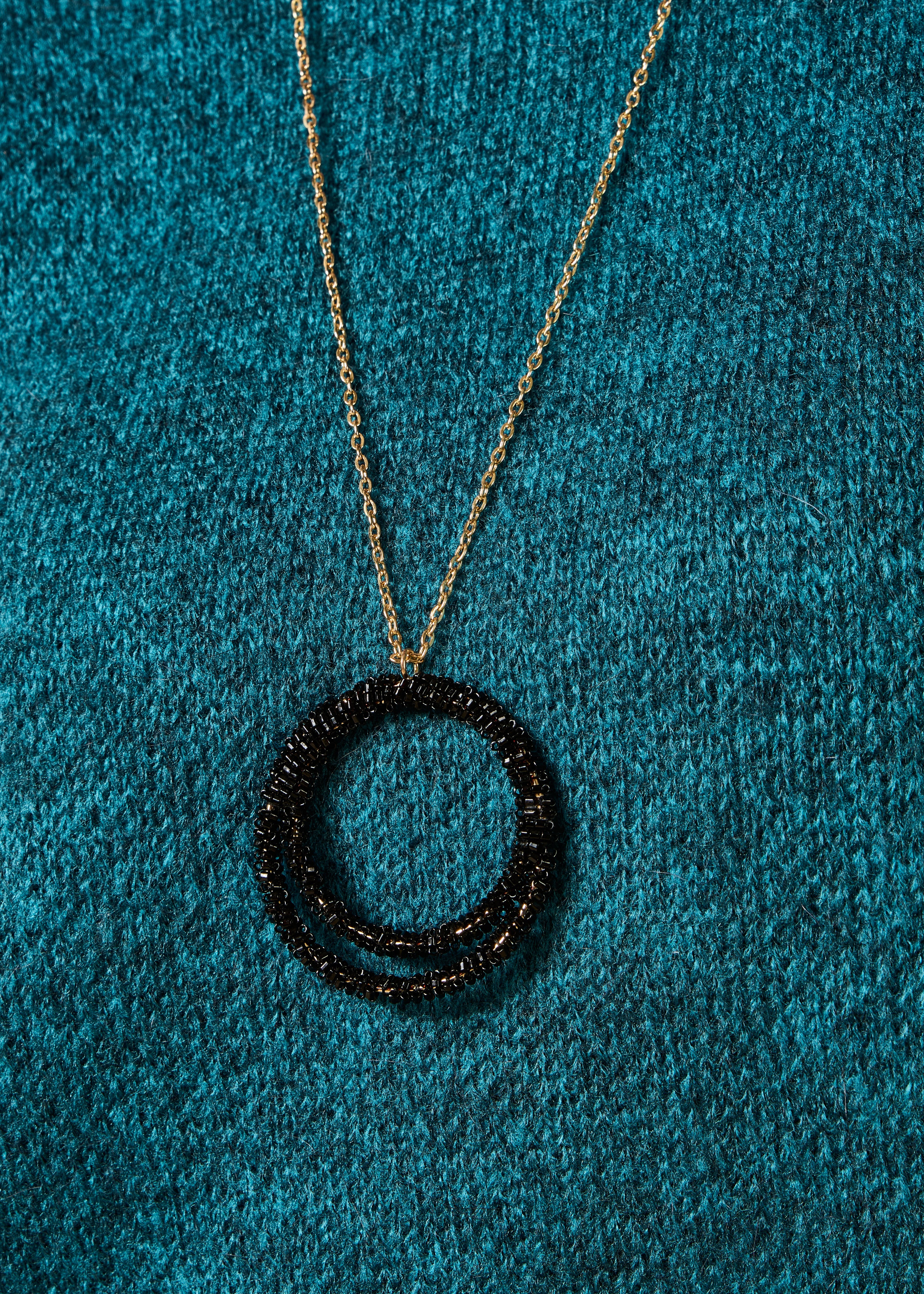 Collar largo multianillos en vidrio negro