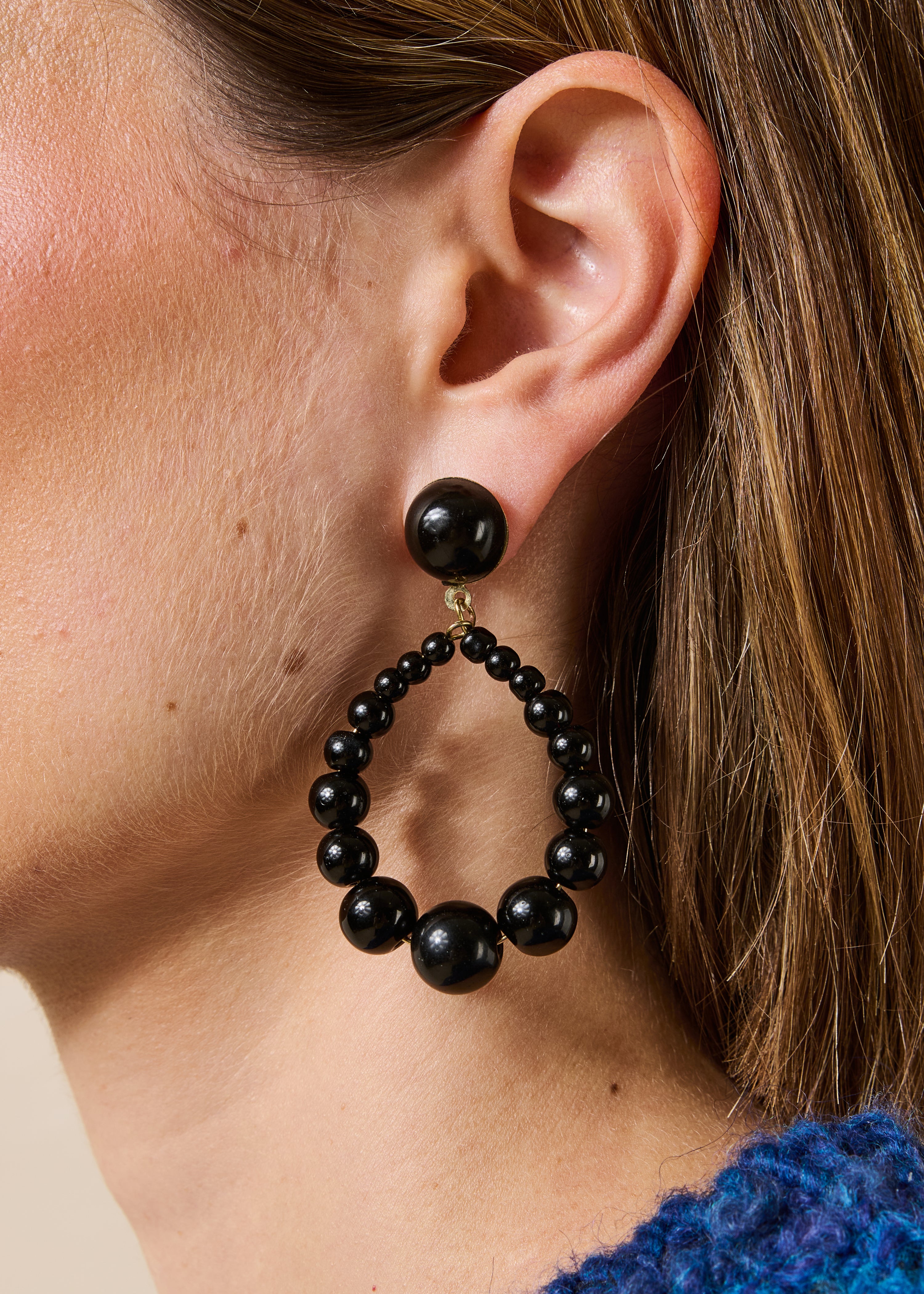 Boucles d'oreilles noires pendantes à perles