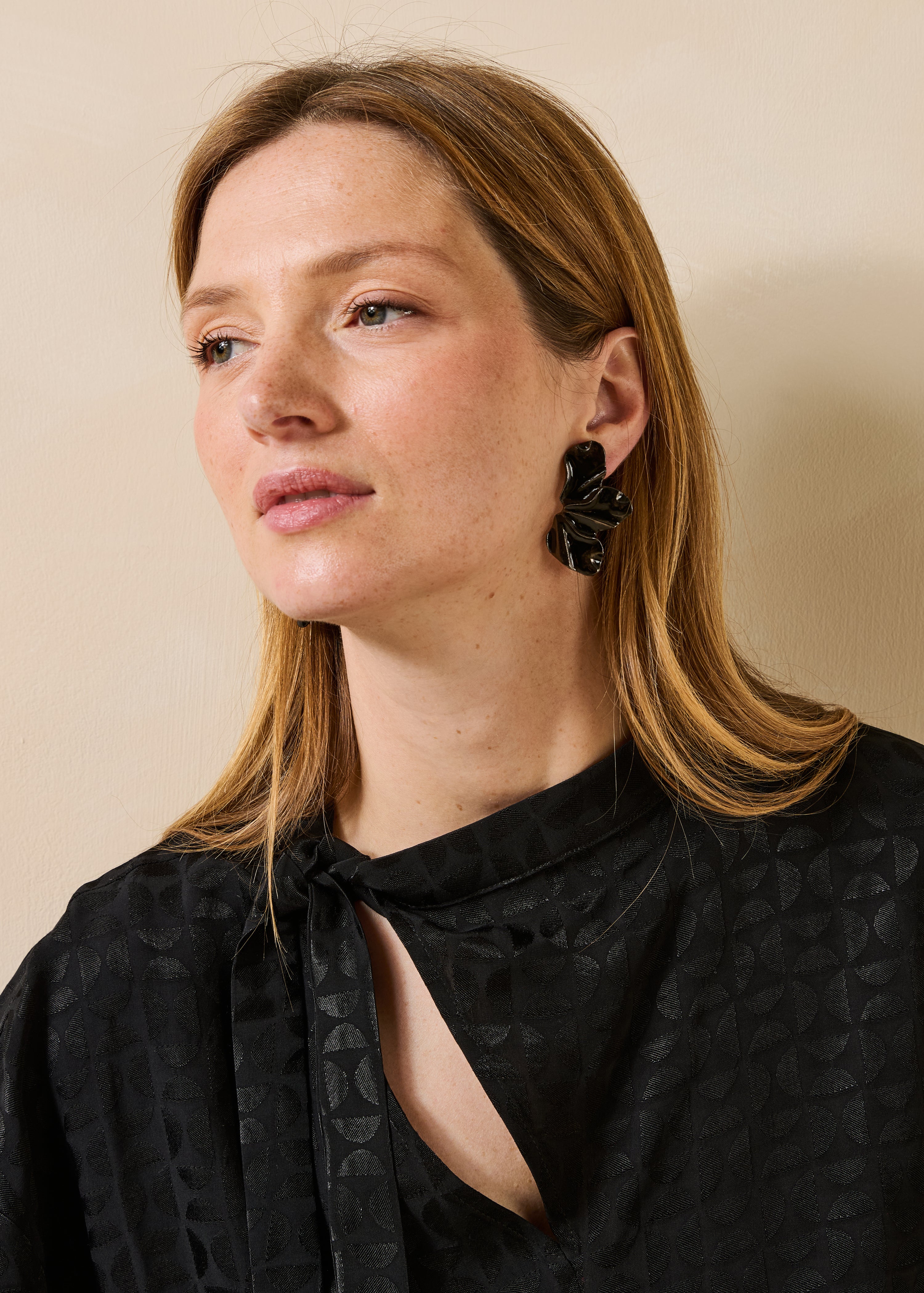 Boucles d'oreilles puces noires en émail