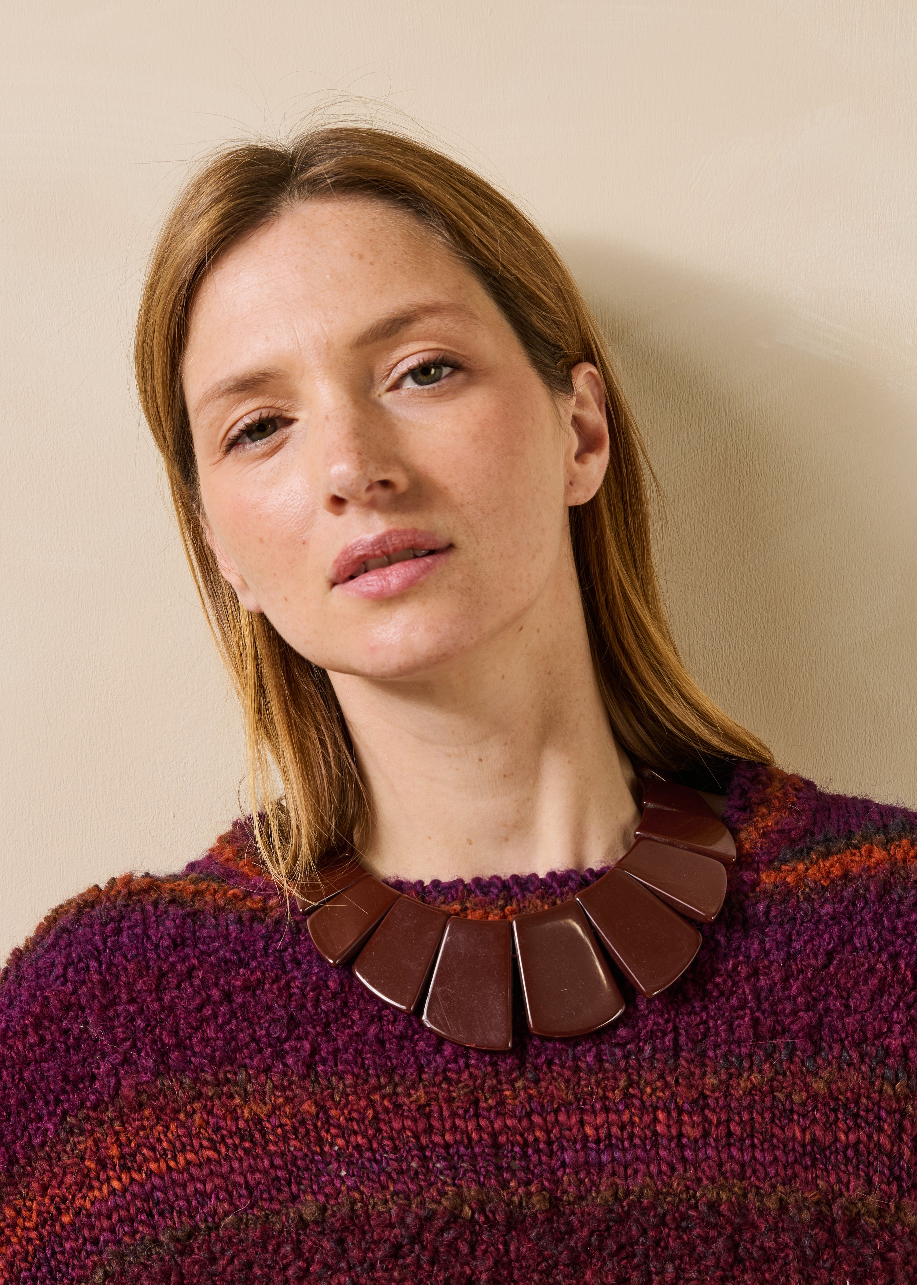 Collier ras-de-cou en résine marron