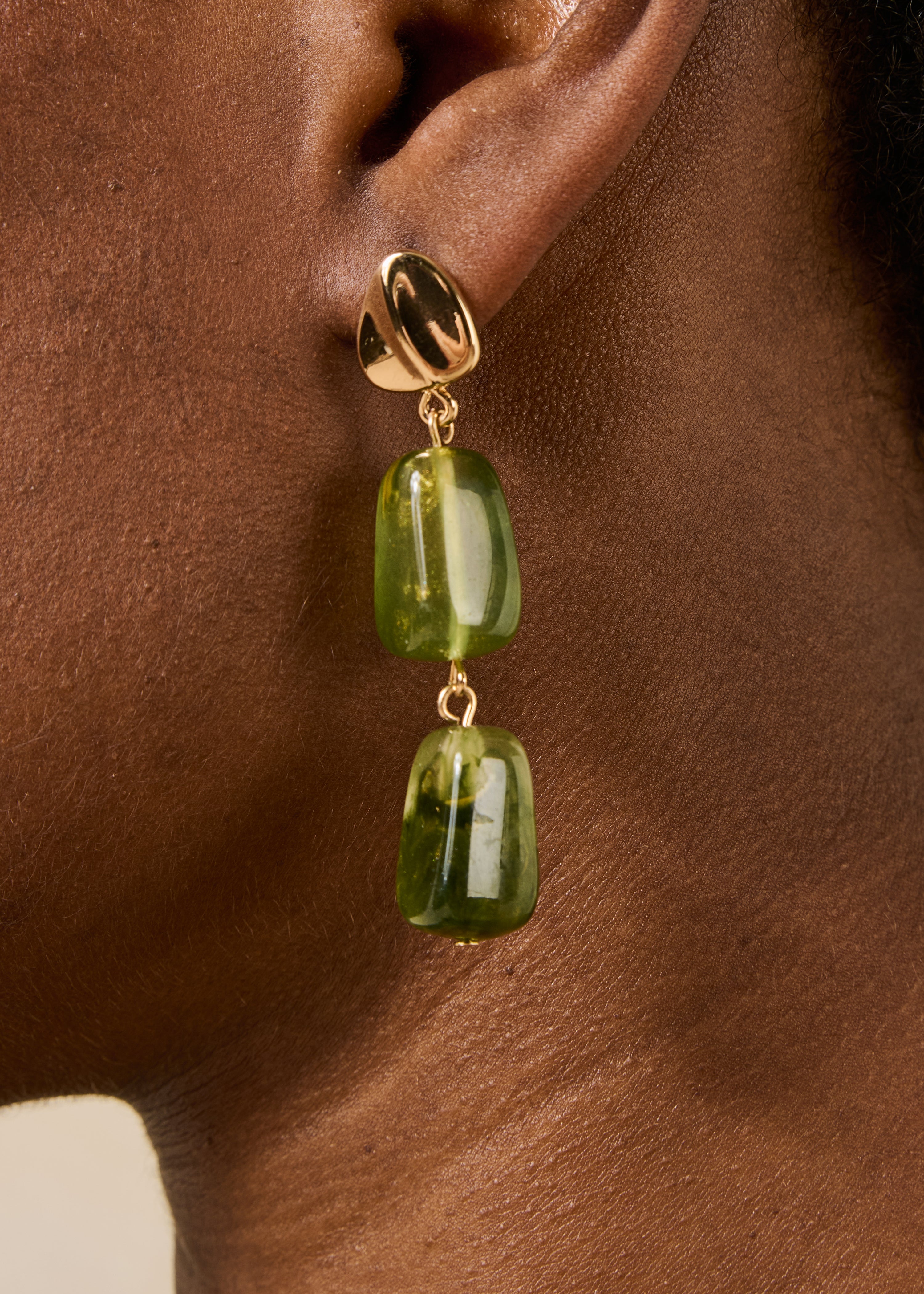 Groene oorbellen van hars