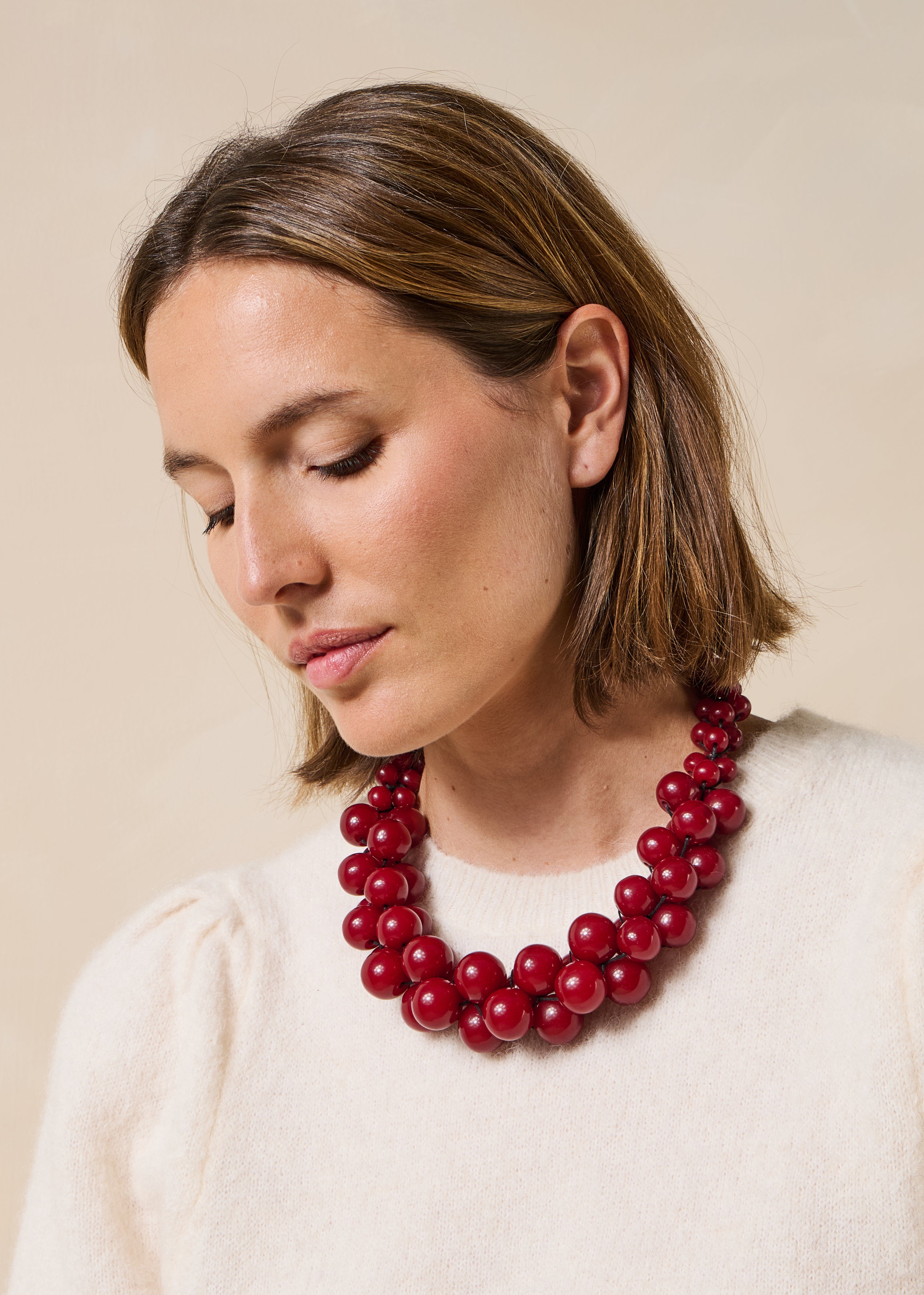 Collier large à perles bordeaux